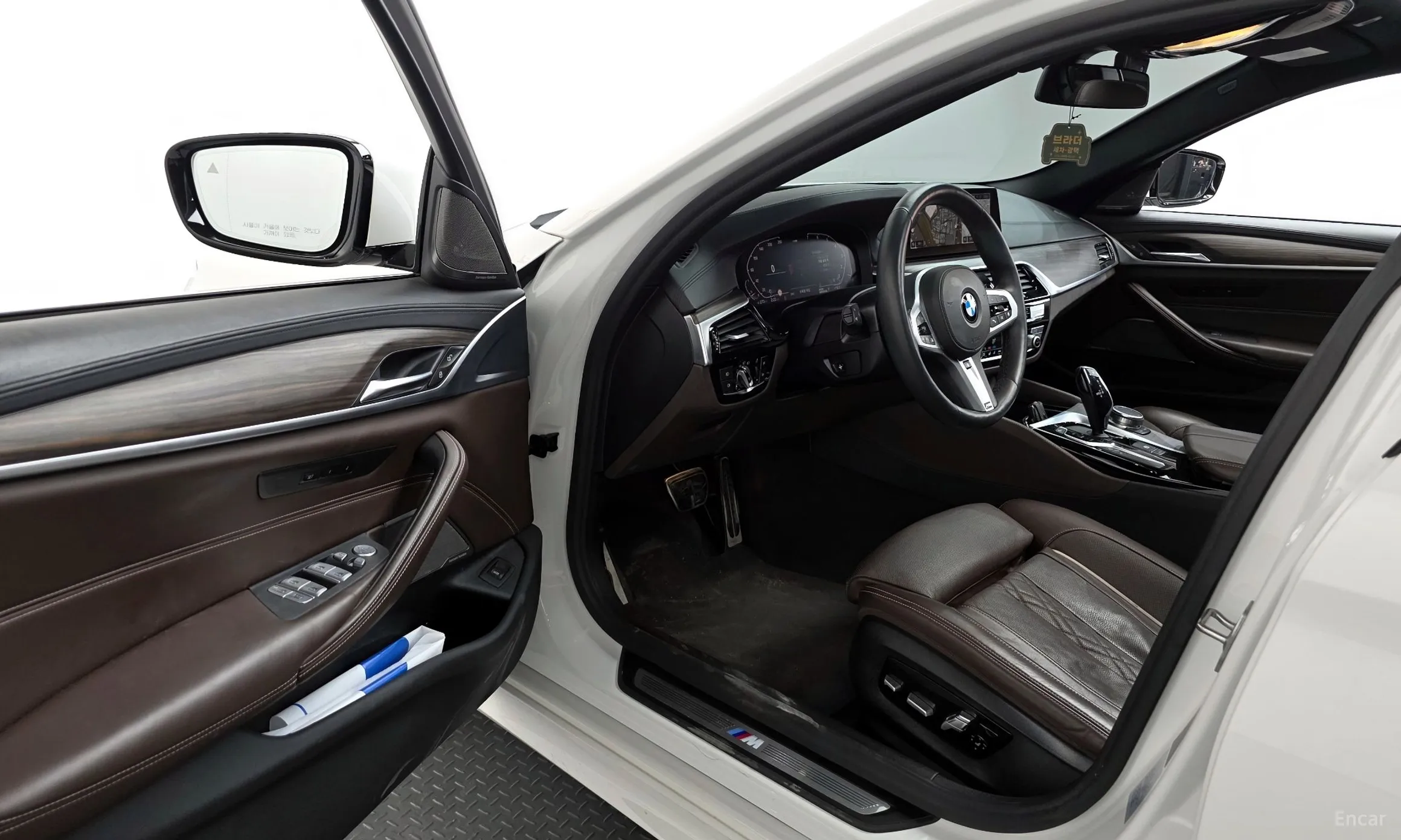 BMW 5 Series (G30) превью 10