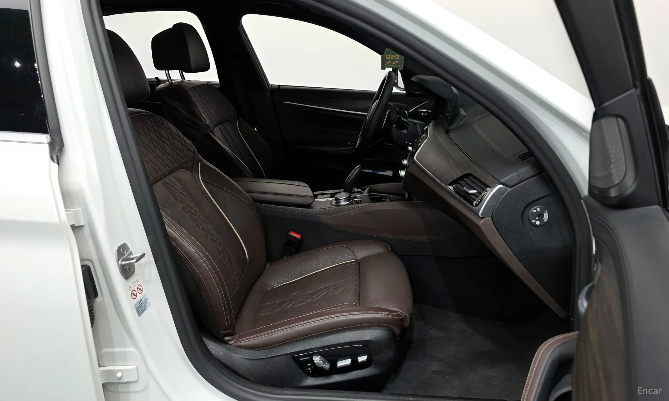 BMW 5 Series (G30) превью 11