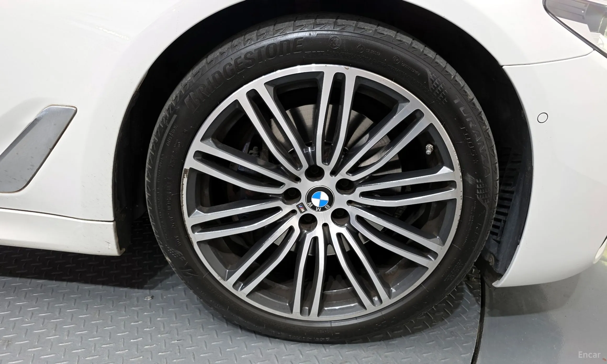 BMW 5 Series (G30) превью 5