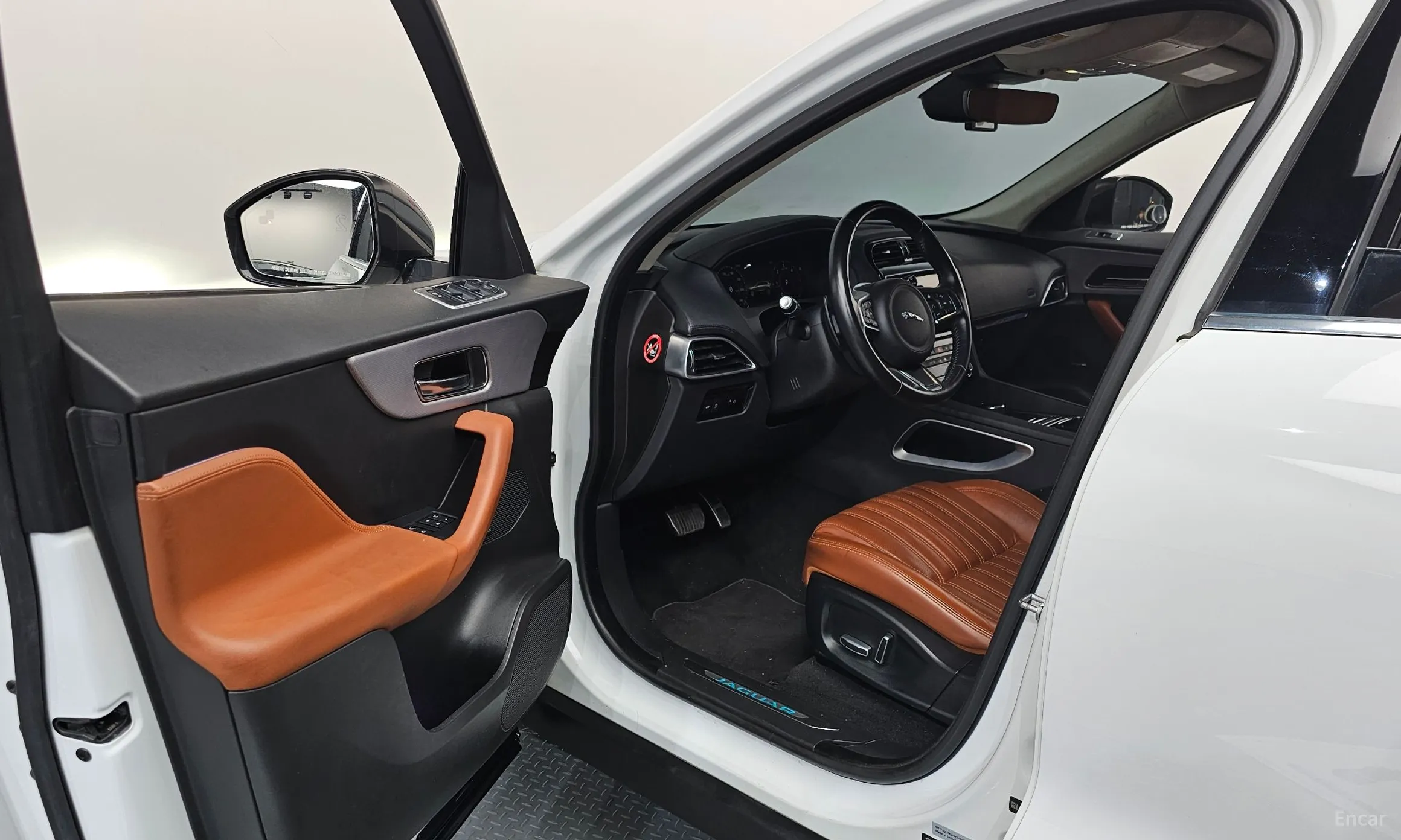 Jaguar F-PACE превью 10
