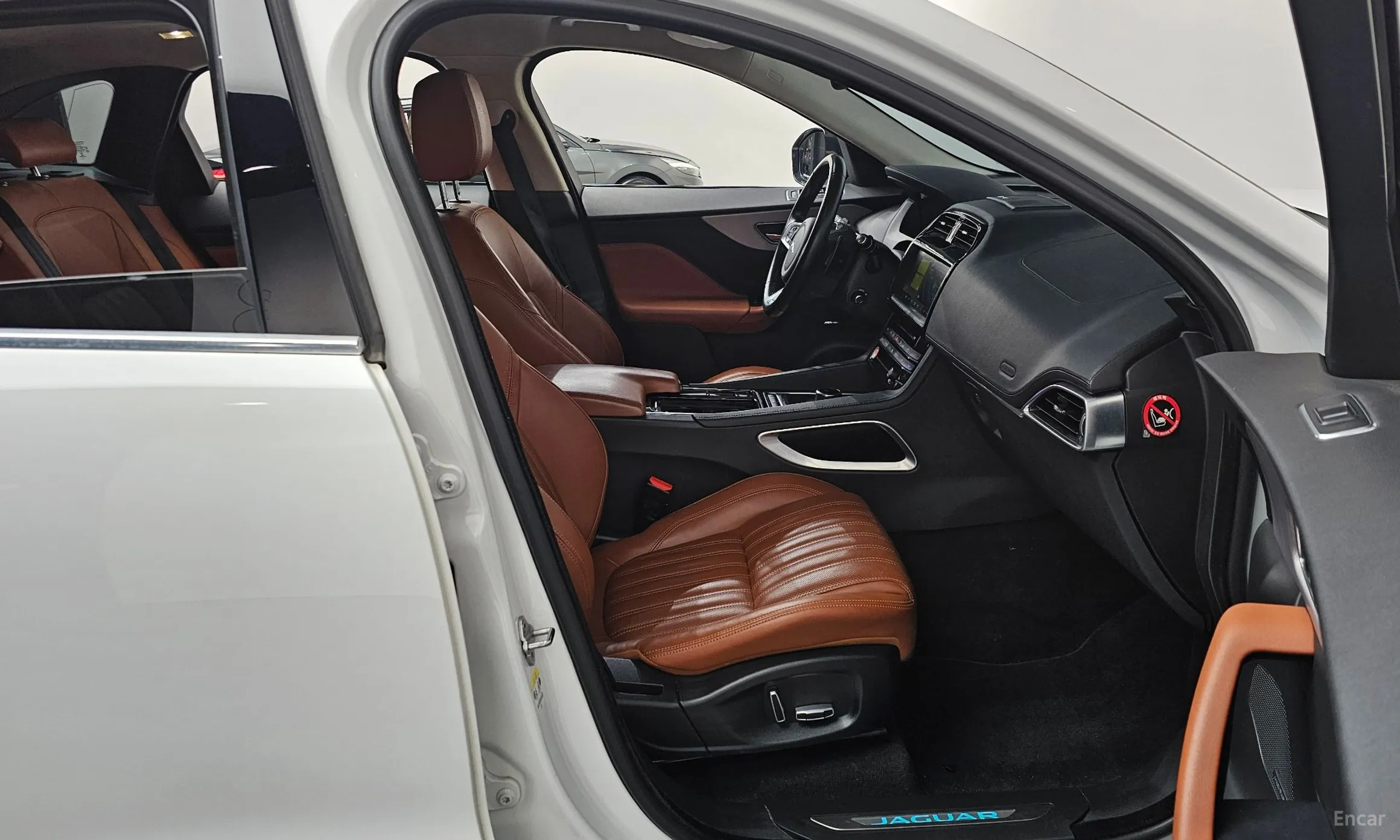Jaguar F-PACE превью 11