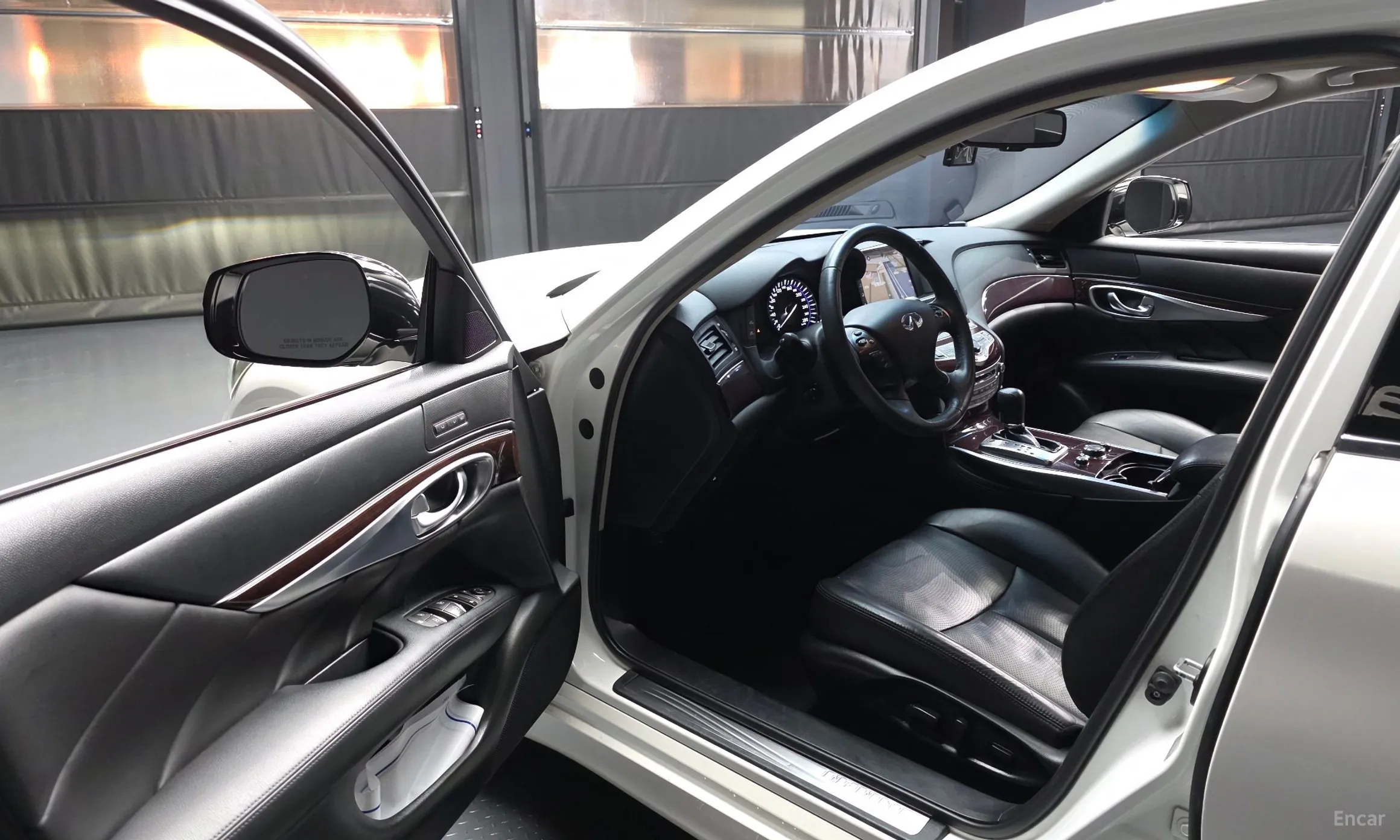 Infiniti Q70 превью 10