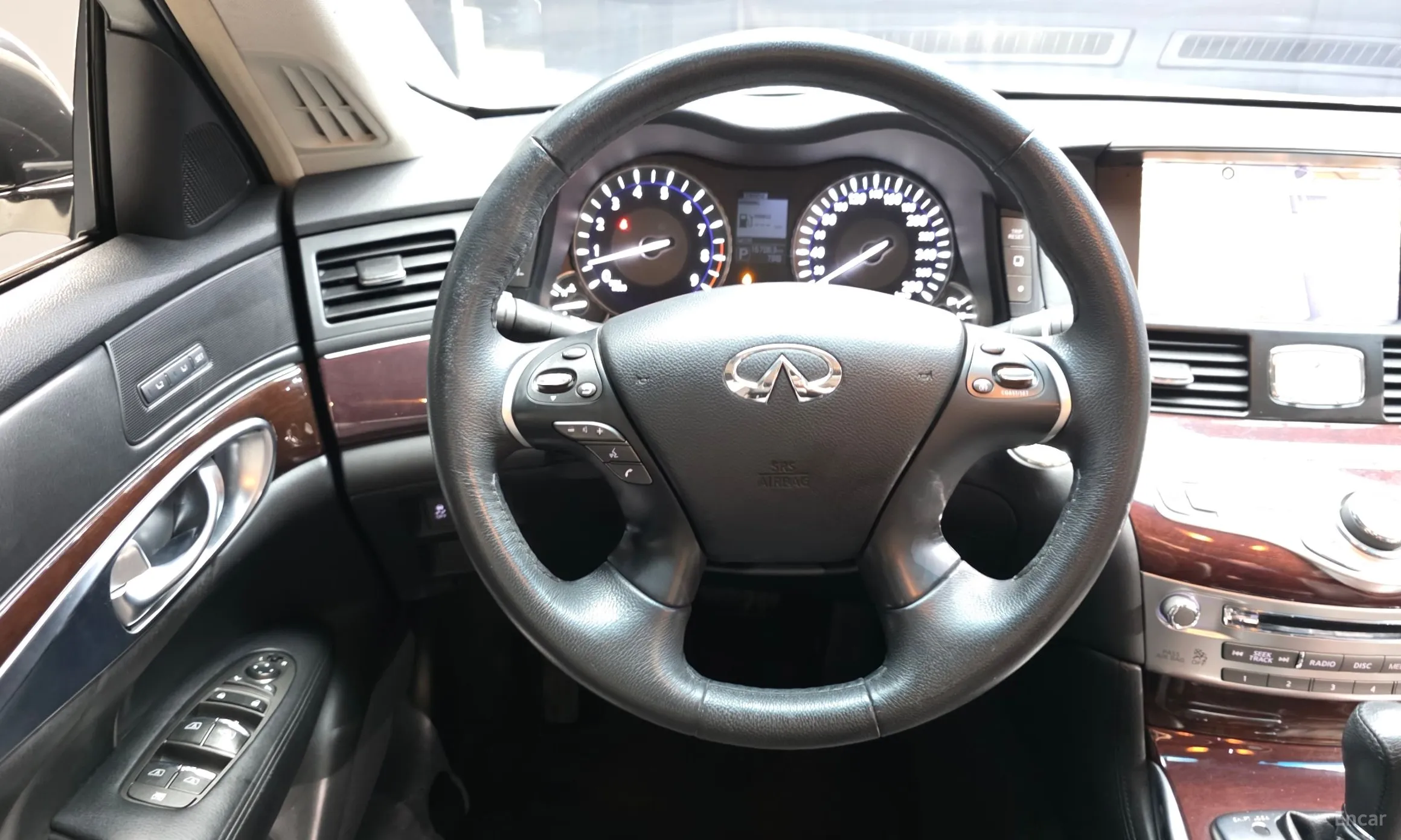 Infiniti Q70 превью 13