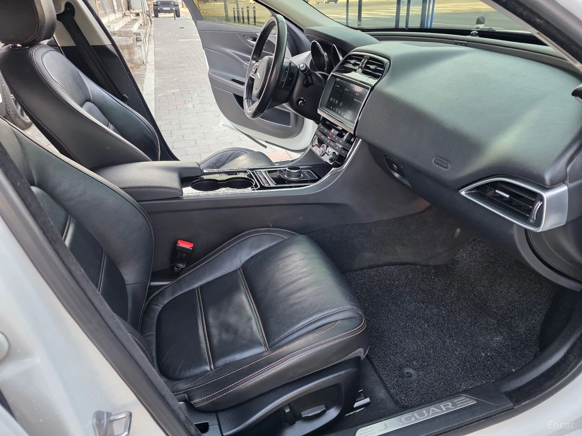 Jaguar XE превью 12