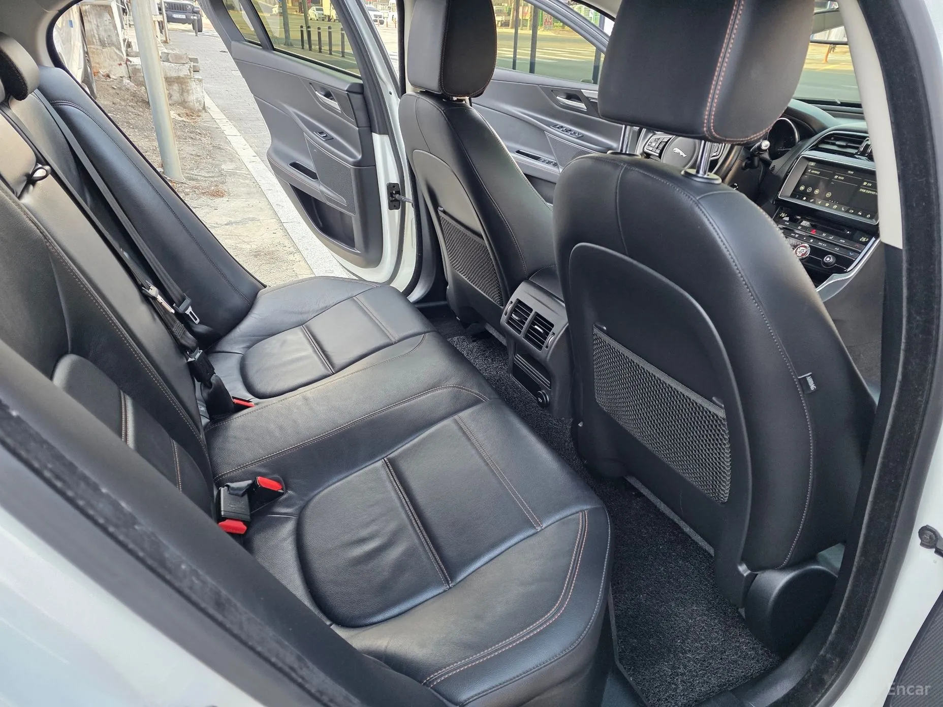 Jaguar XE превью 13