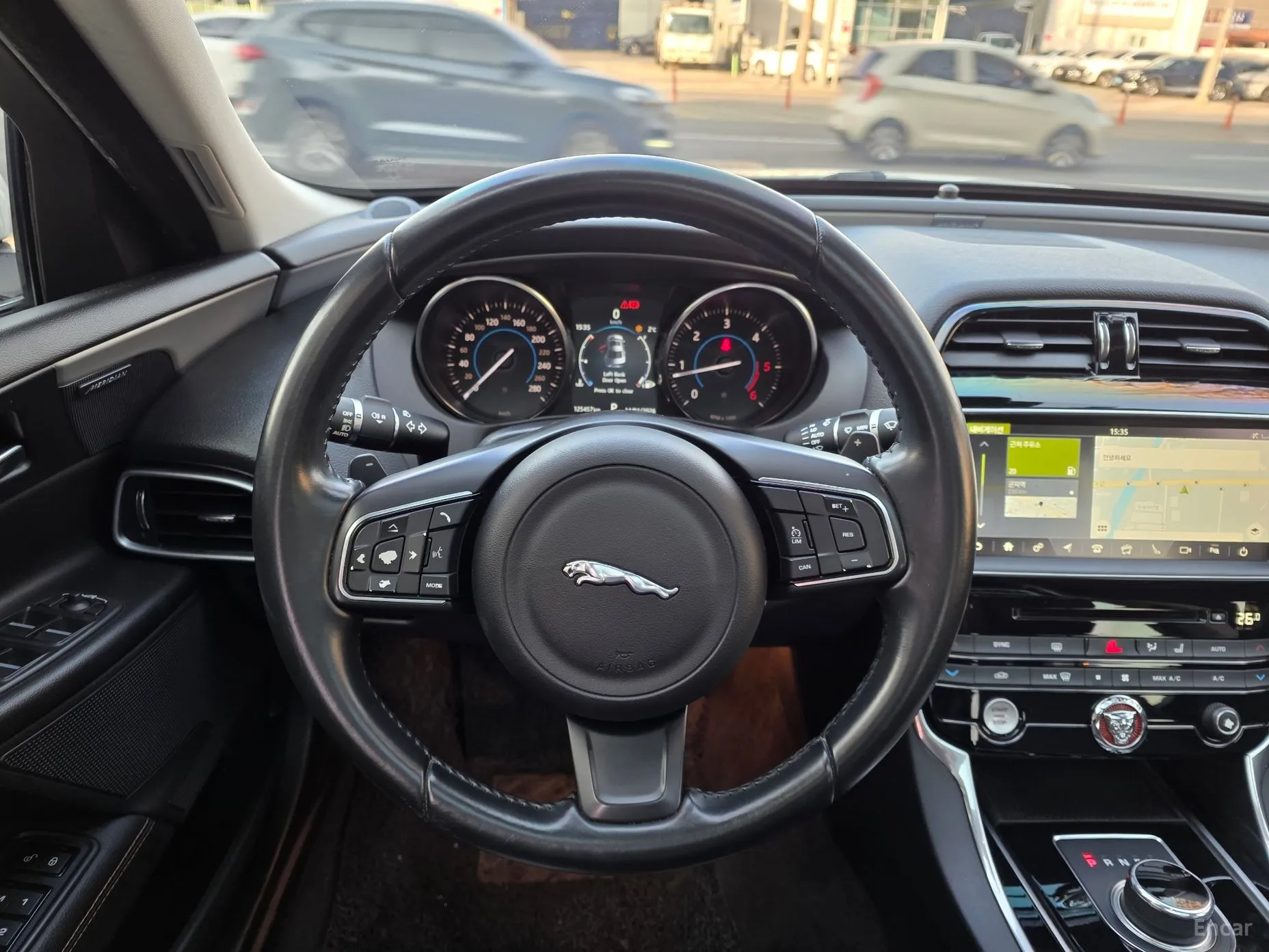 Jaguar XE превью 16
