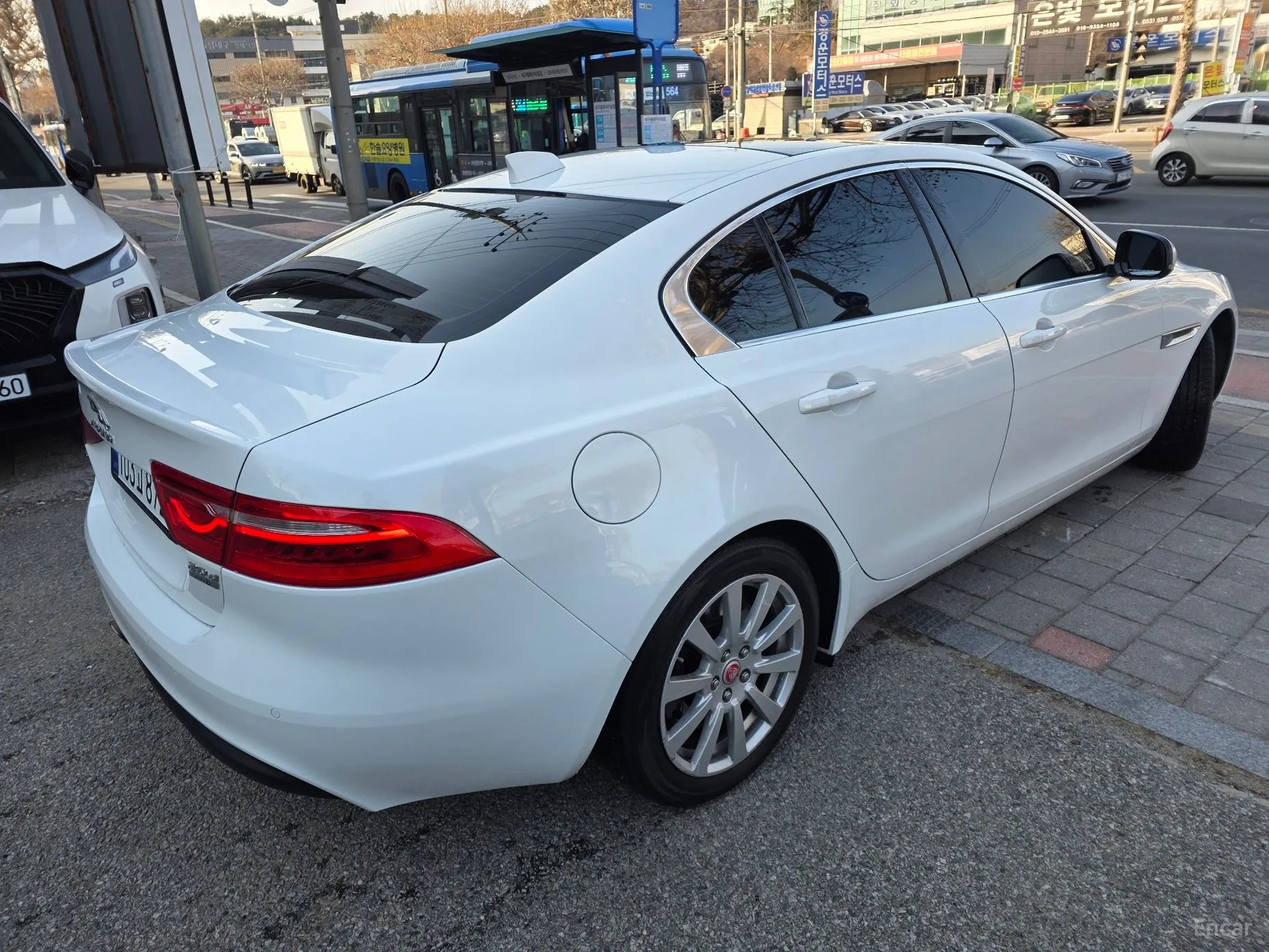 Jaguar XE превью 18