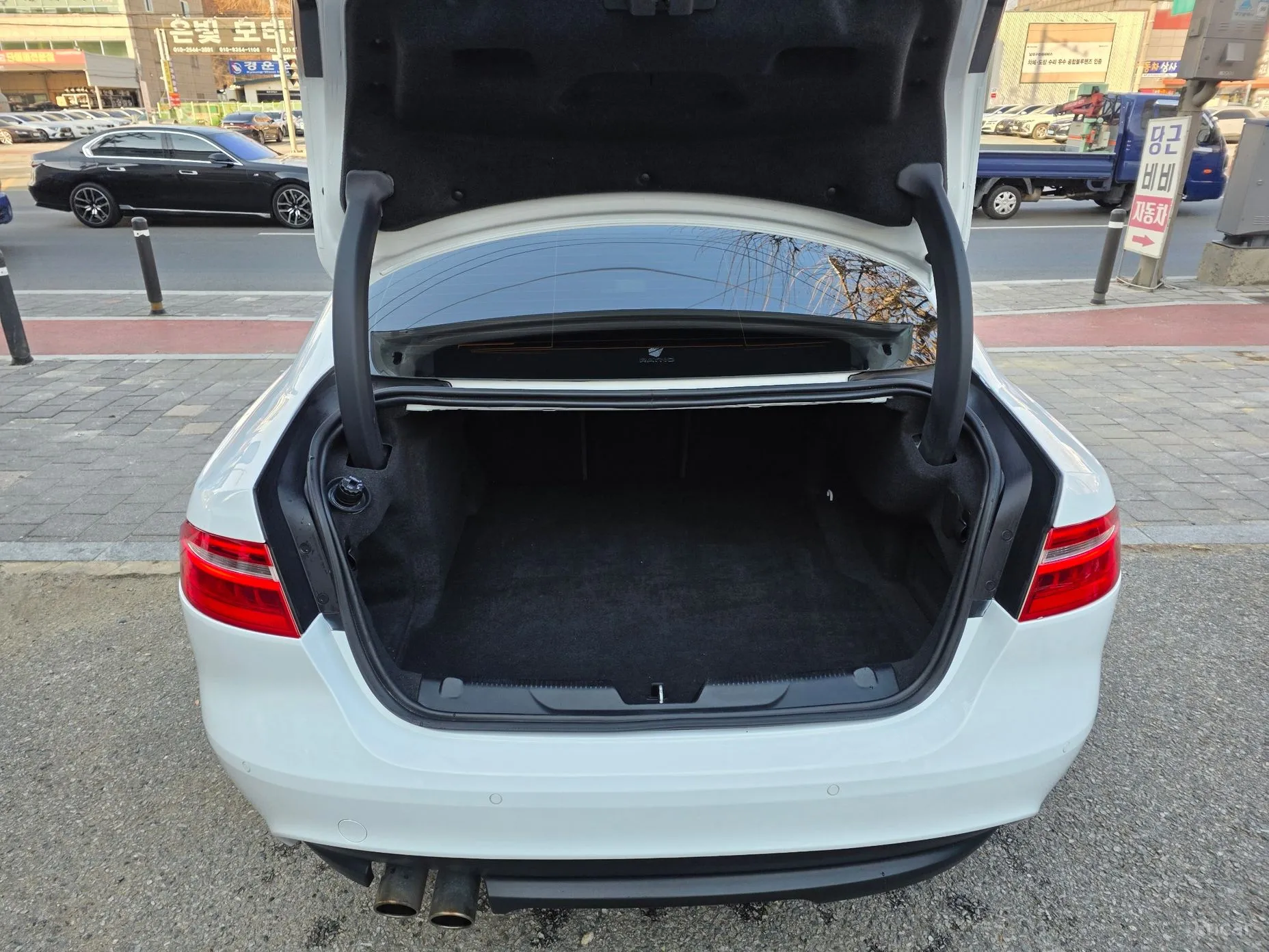 Jaguar XE превью 19