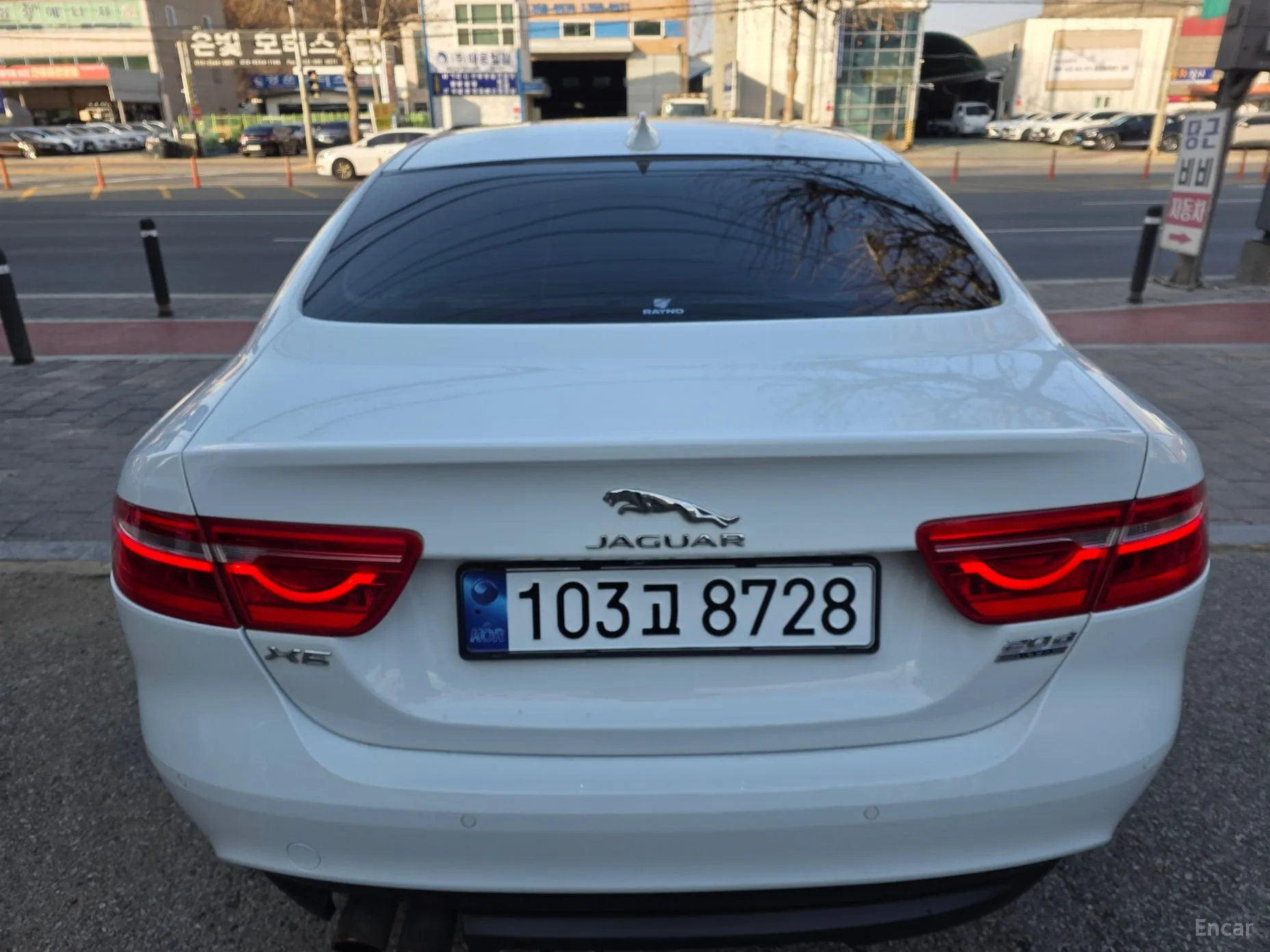 Jaguar XE превью 4