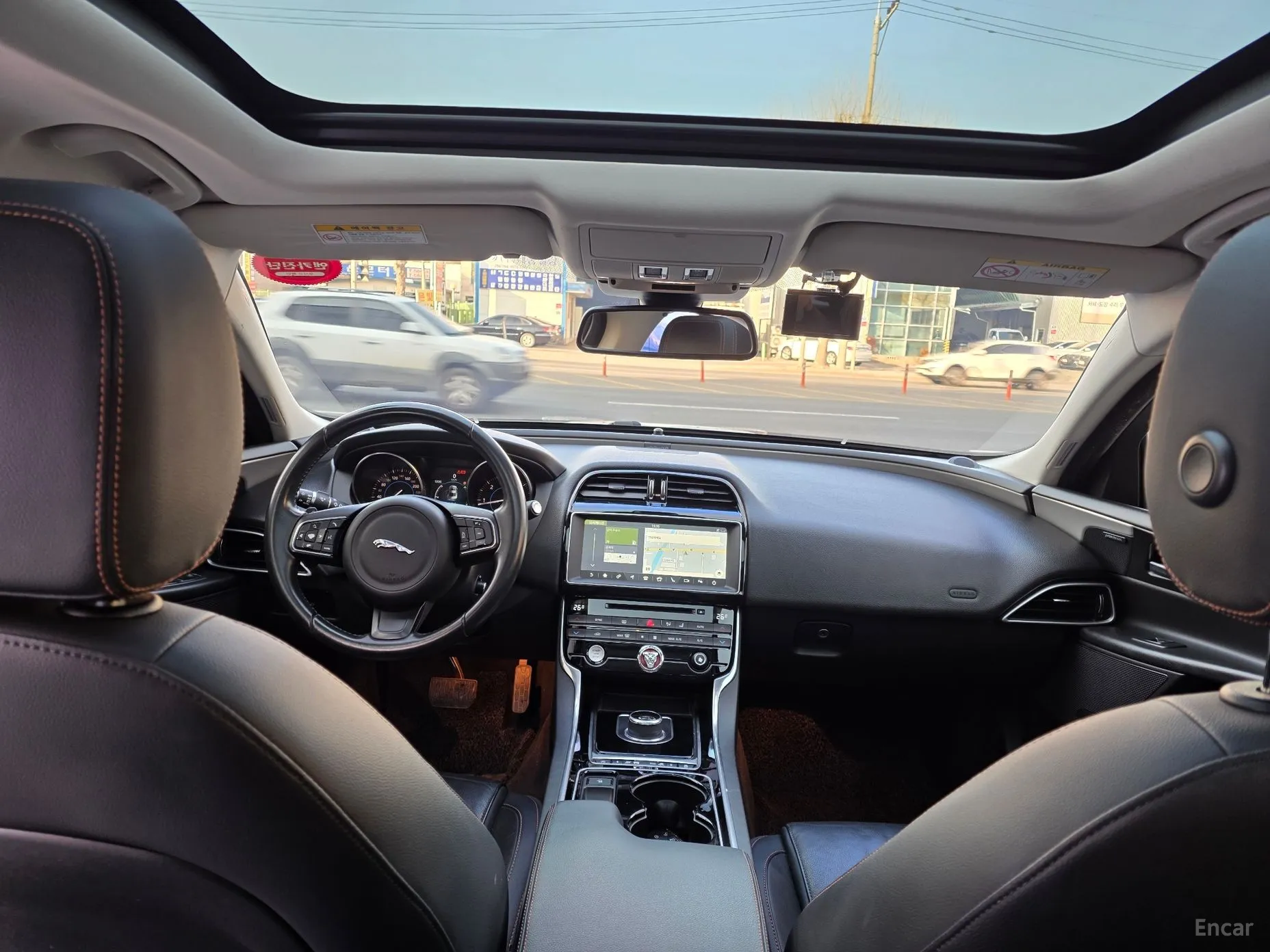Jaguar XE превью 7