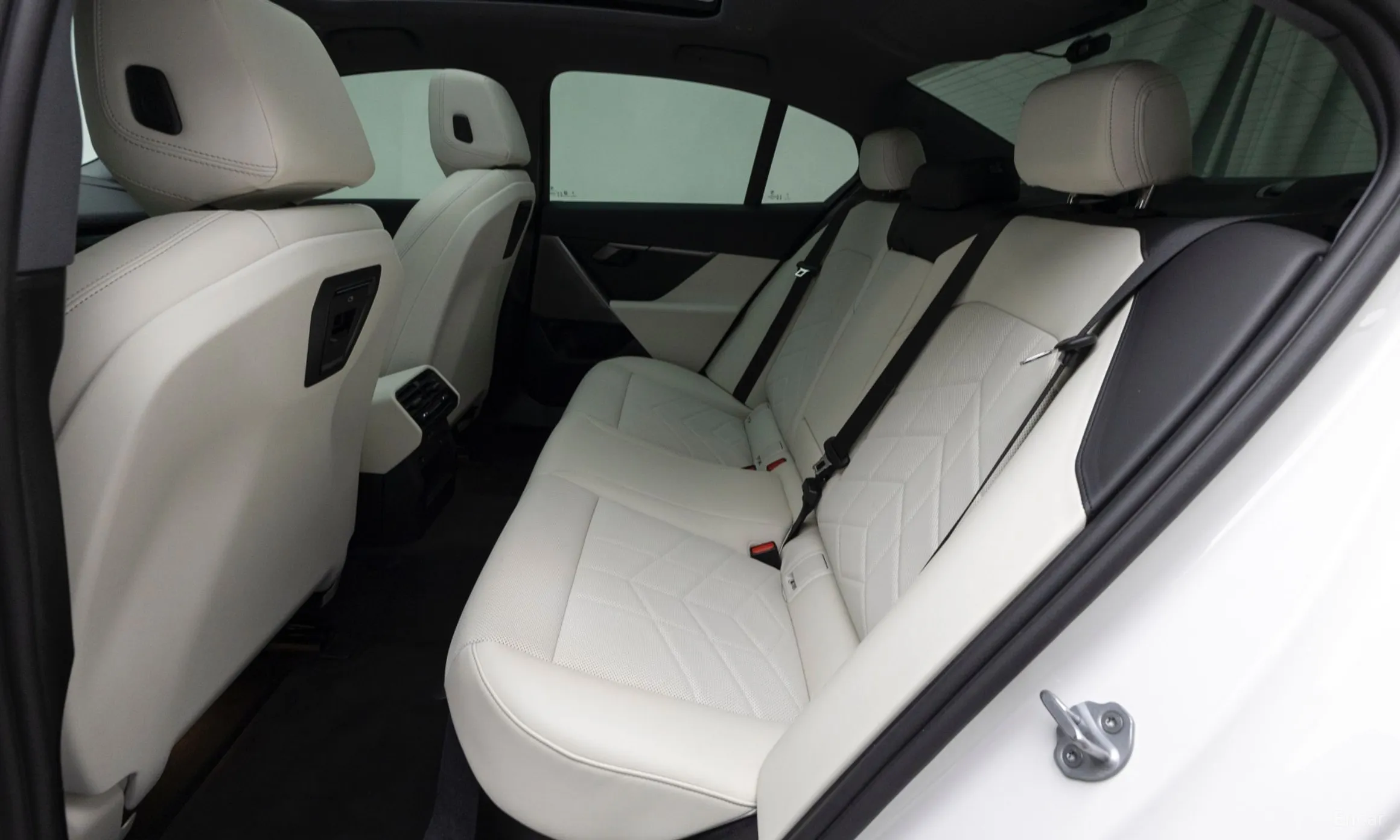 BMW 5 Series (G60) превью 11