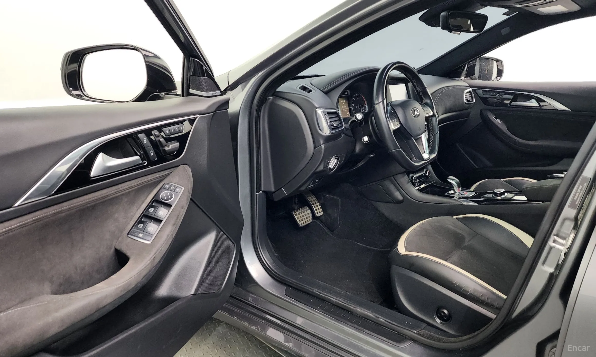 Infiniti Q30 превью 10
