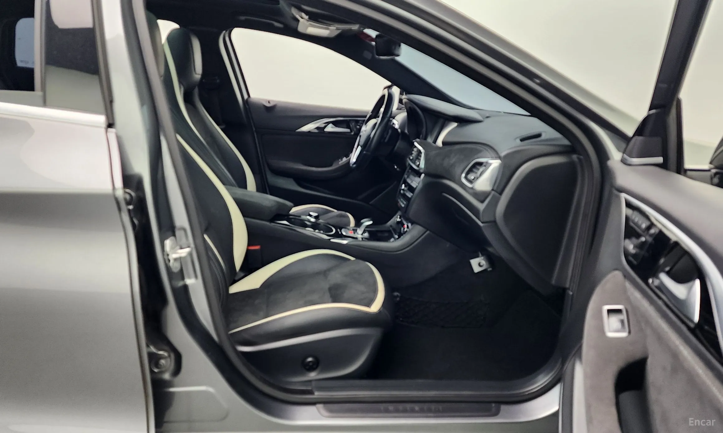 Infiniti Q30 превью 11