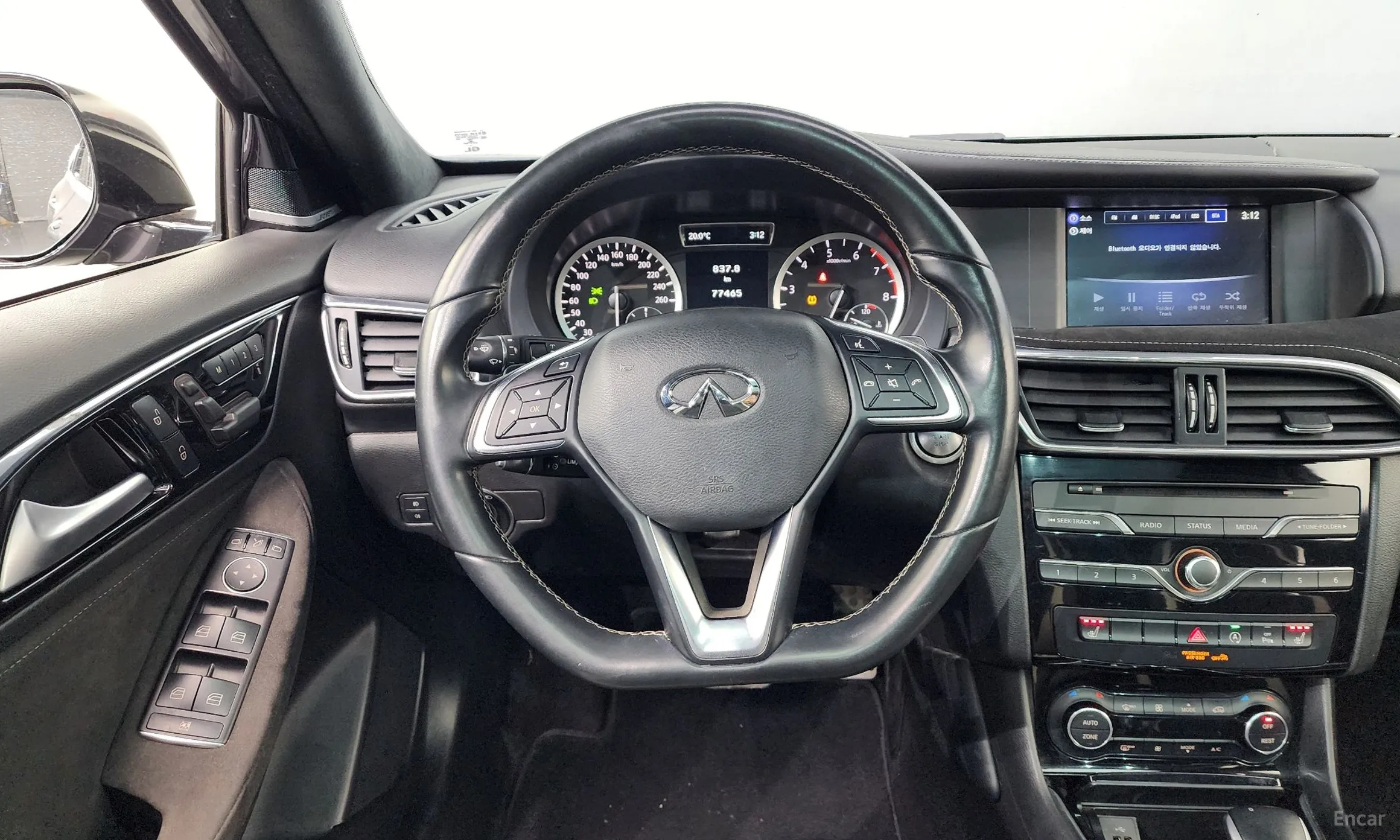 Infiniti Q30 превью 13