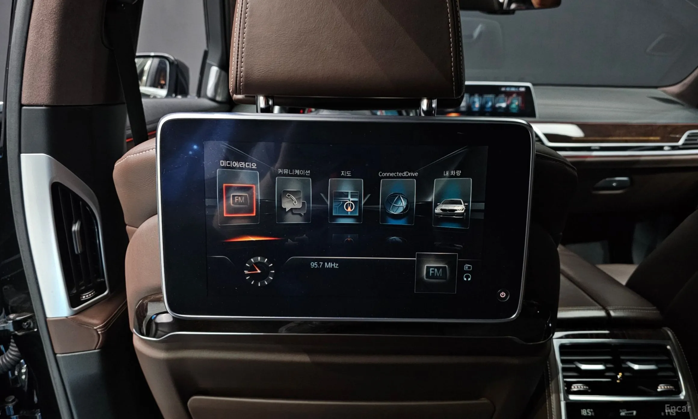 BMW 7 Series (G11) превью 18