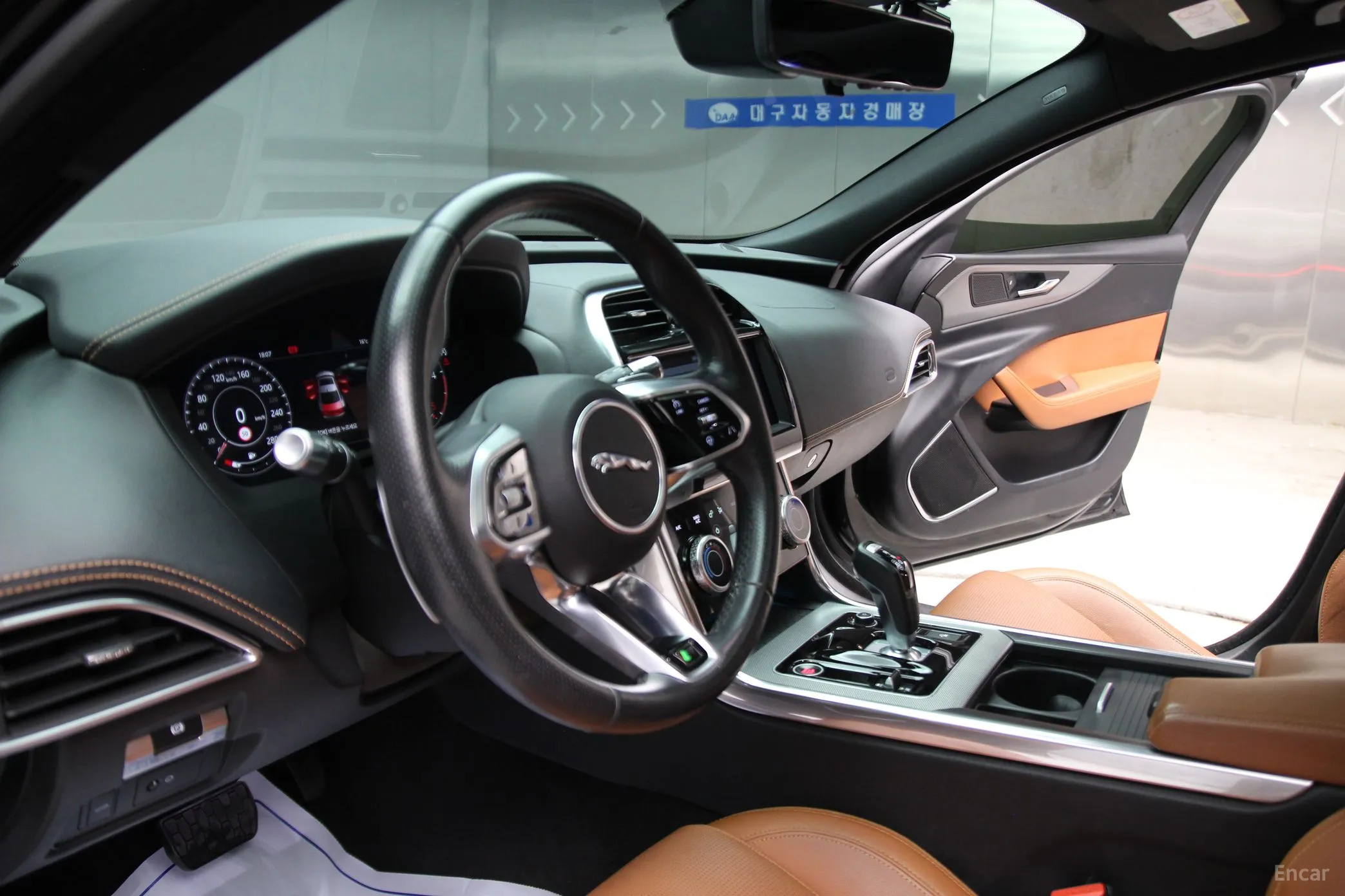 Jaguar XE превью 11