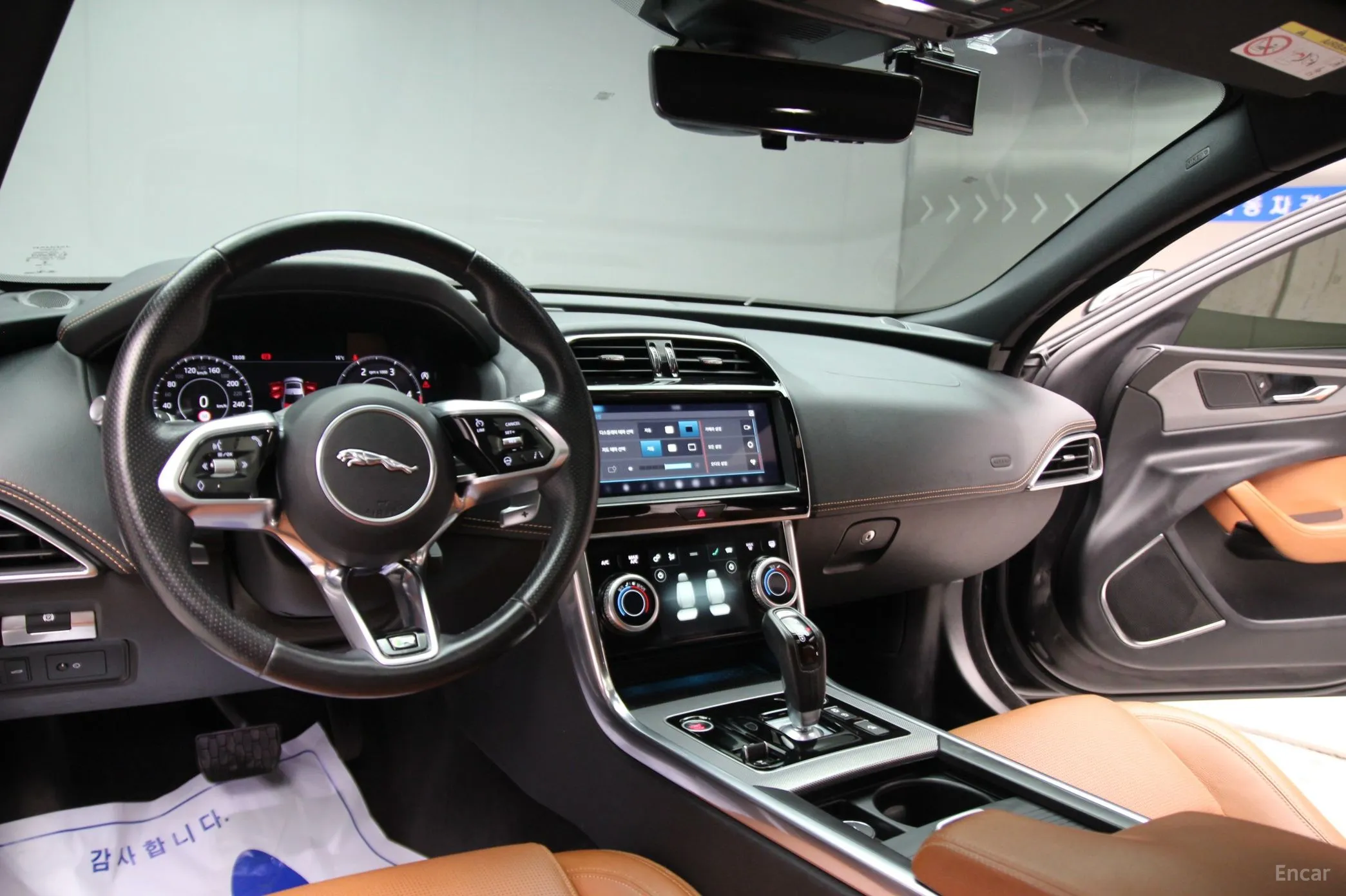 Jaguar XE превью 12