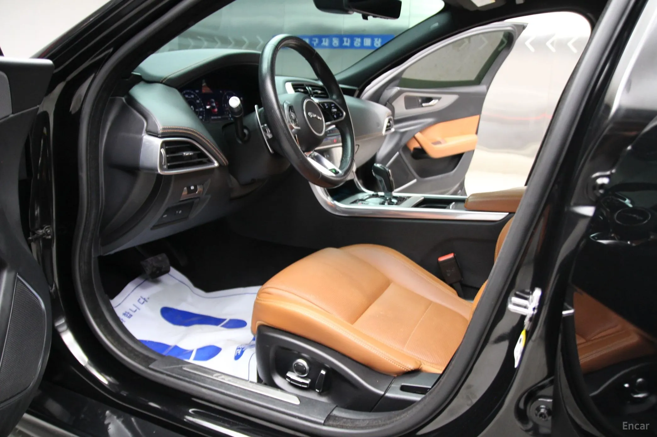 Jaguar XE превью 13