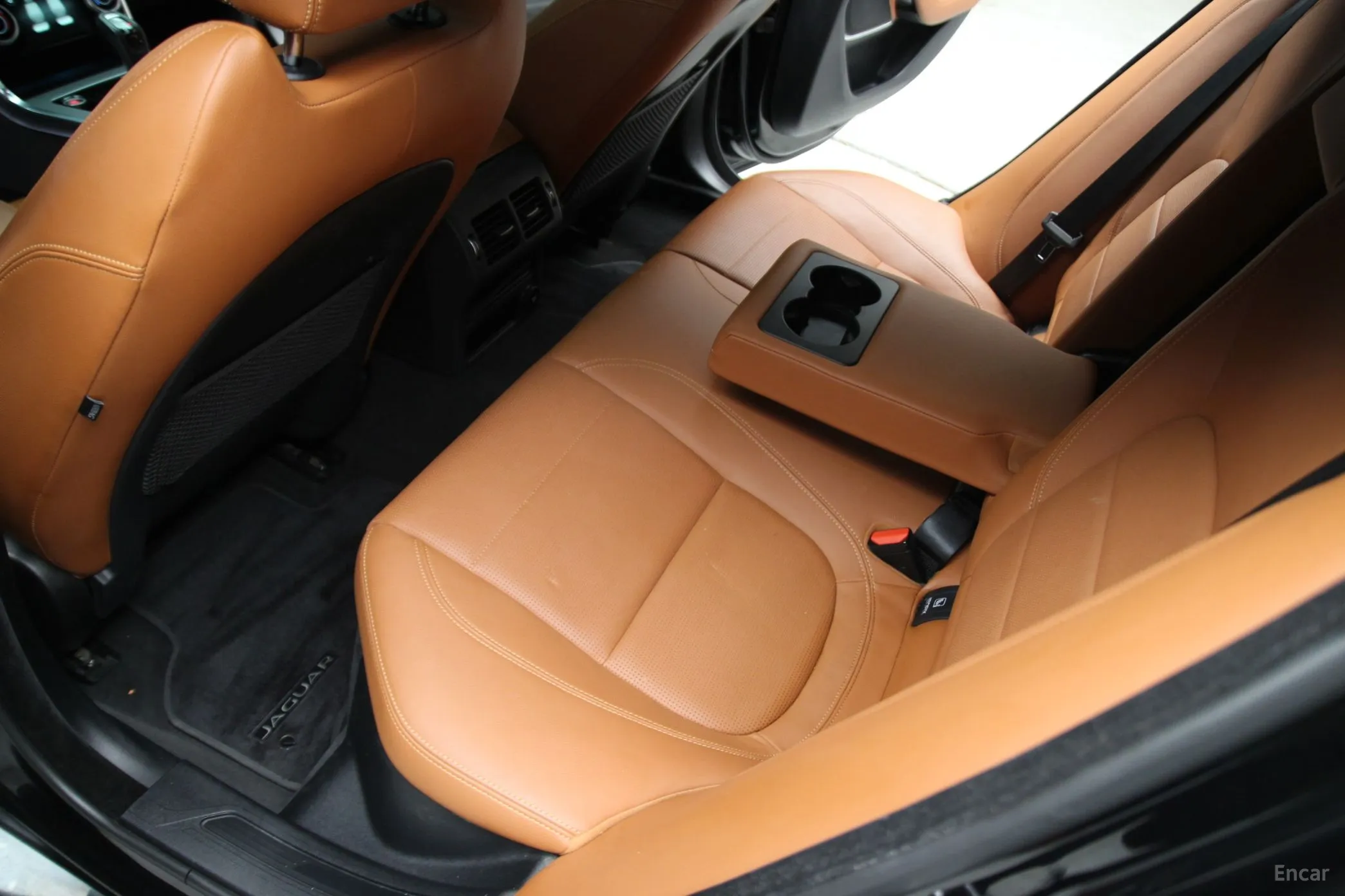 Jaguar XE превью 14