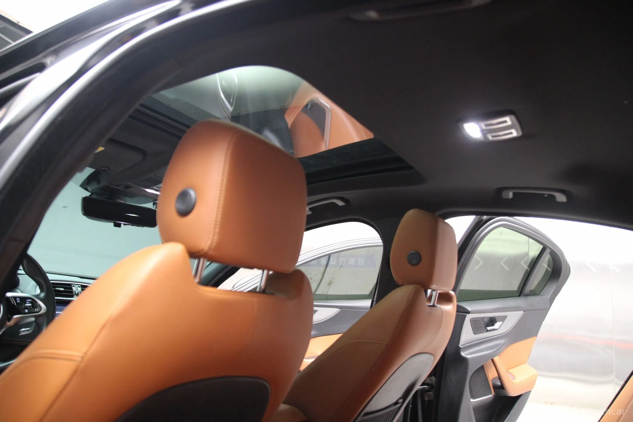 Jaguar XE превью 15