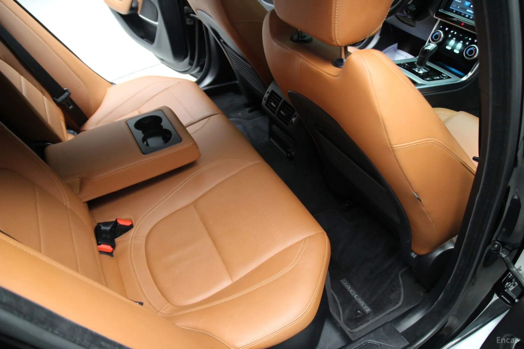 Jaguar XE превью 16