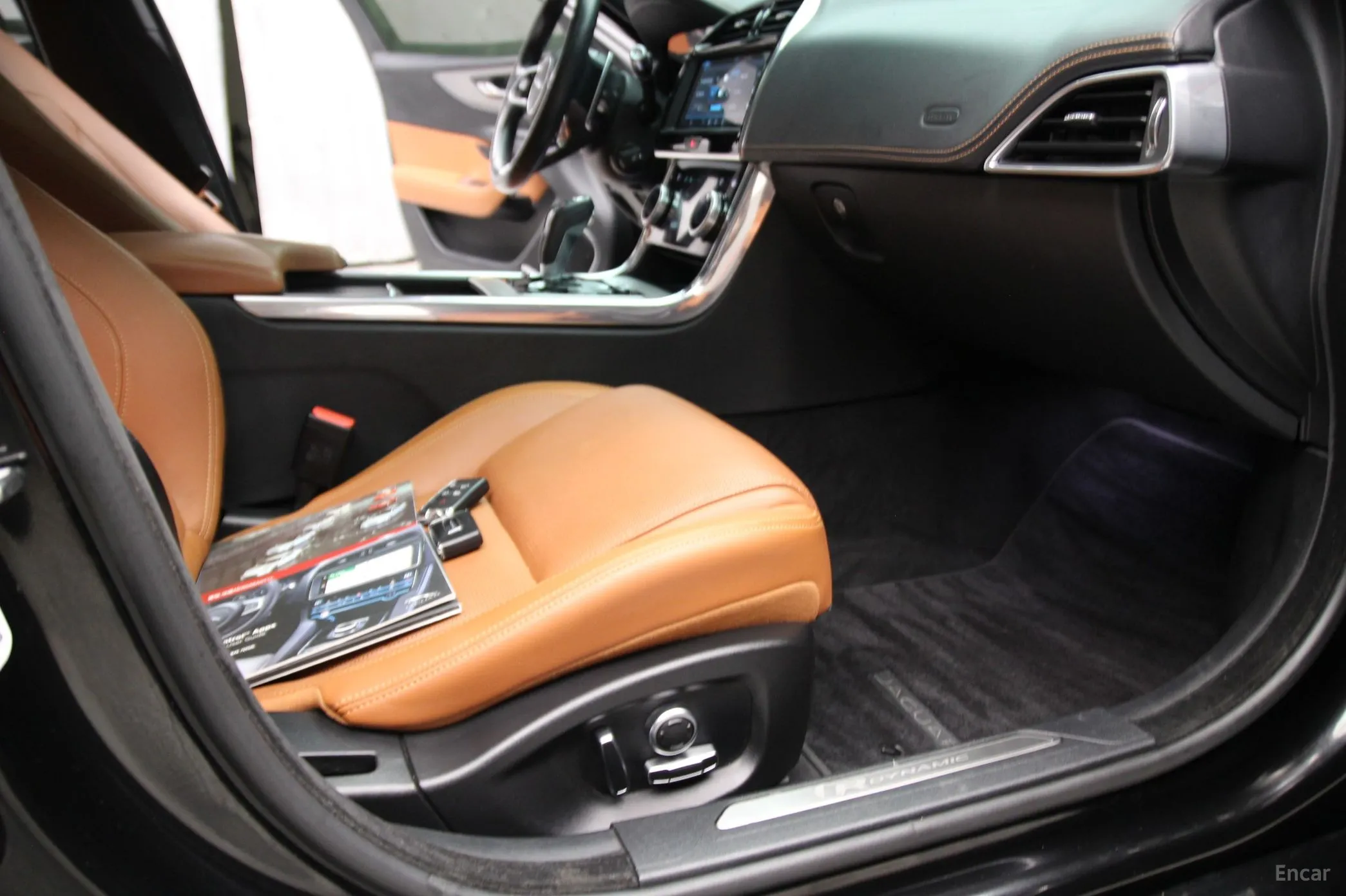 Jaguar XE превью 17