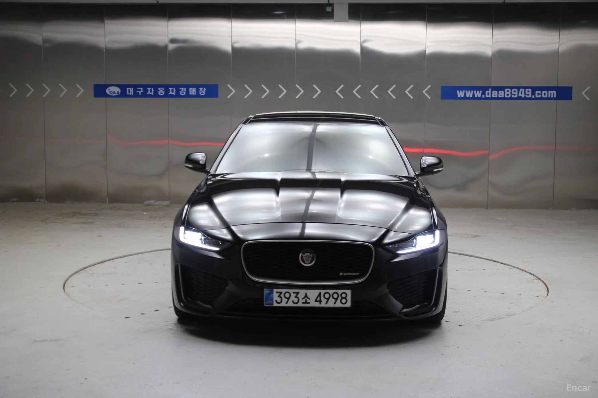 Jaguar XE превью 4