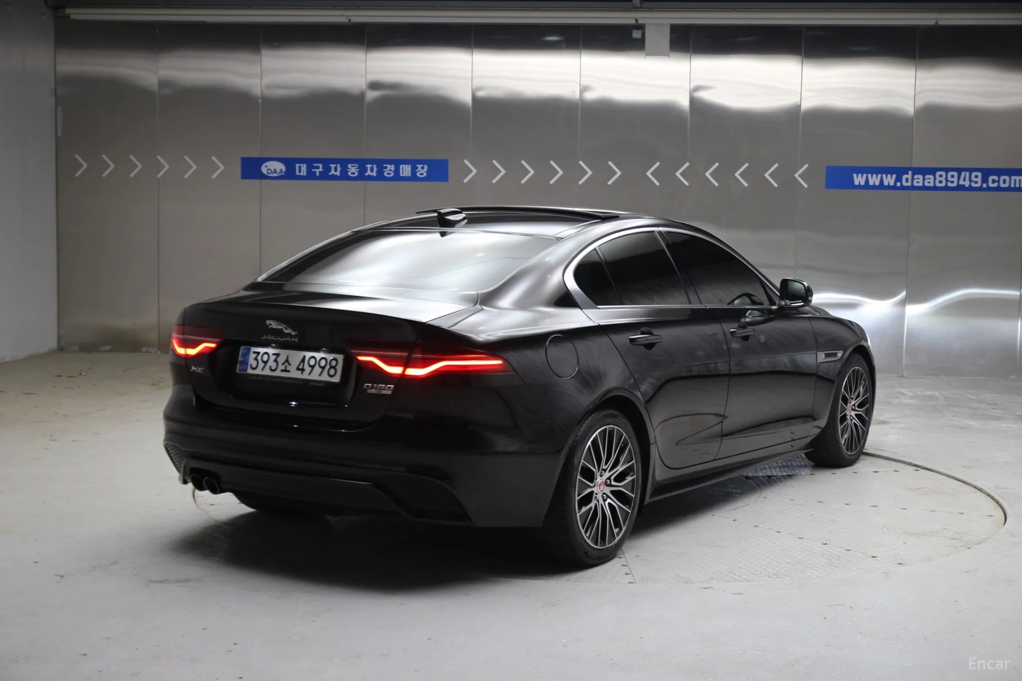 Jaguar XE превью 5