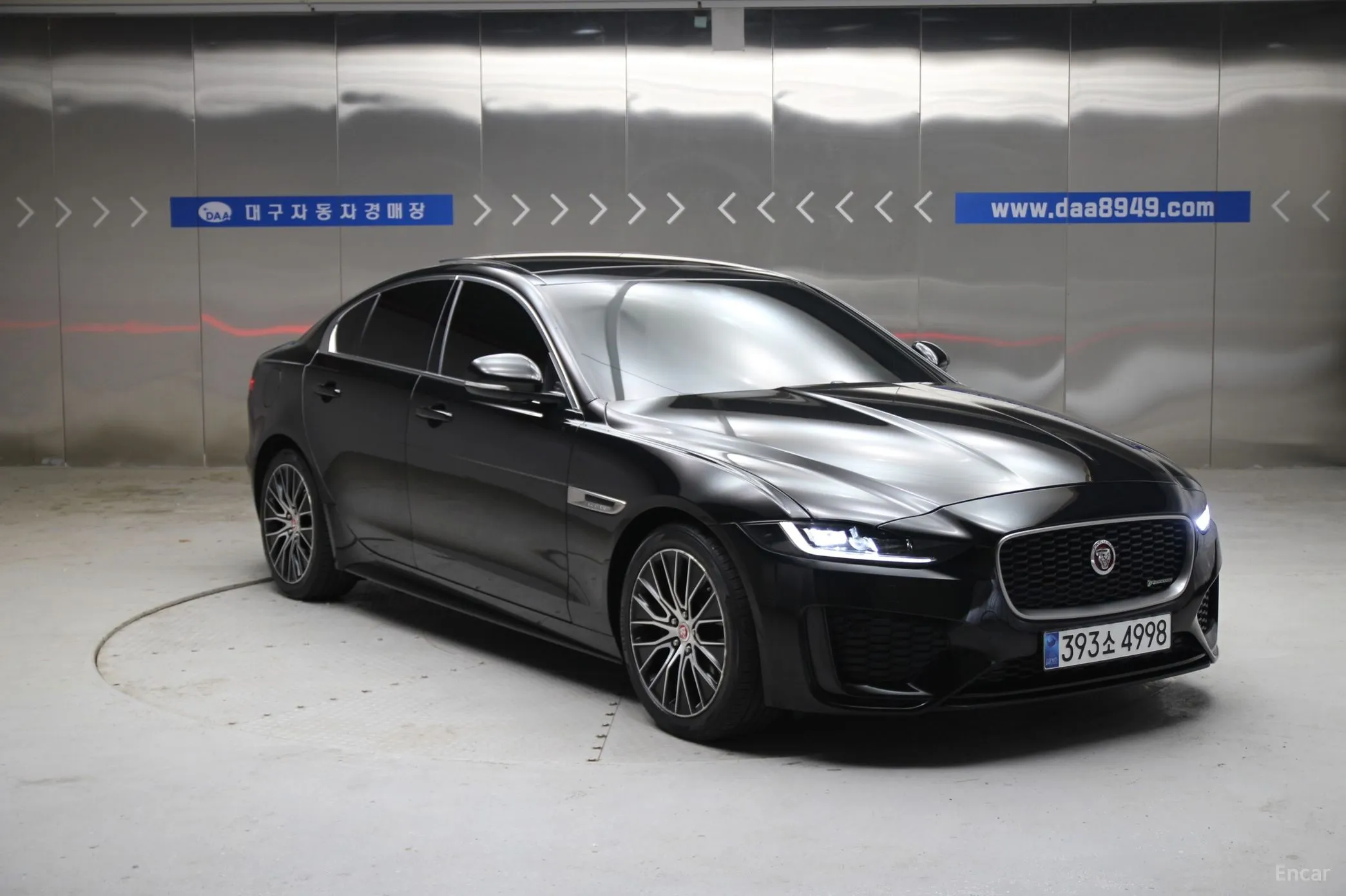 Jaguar XE превью 6