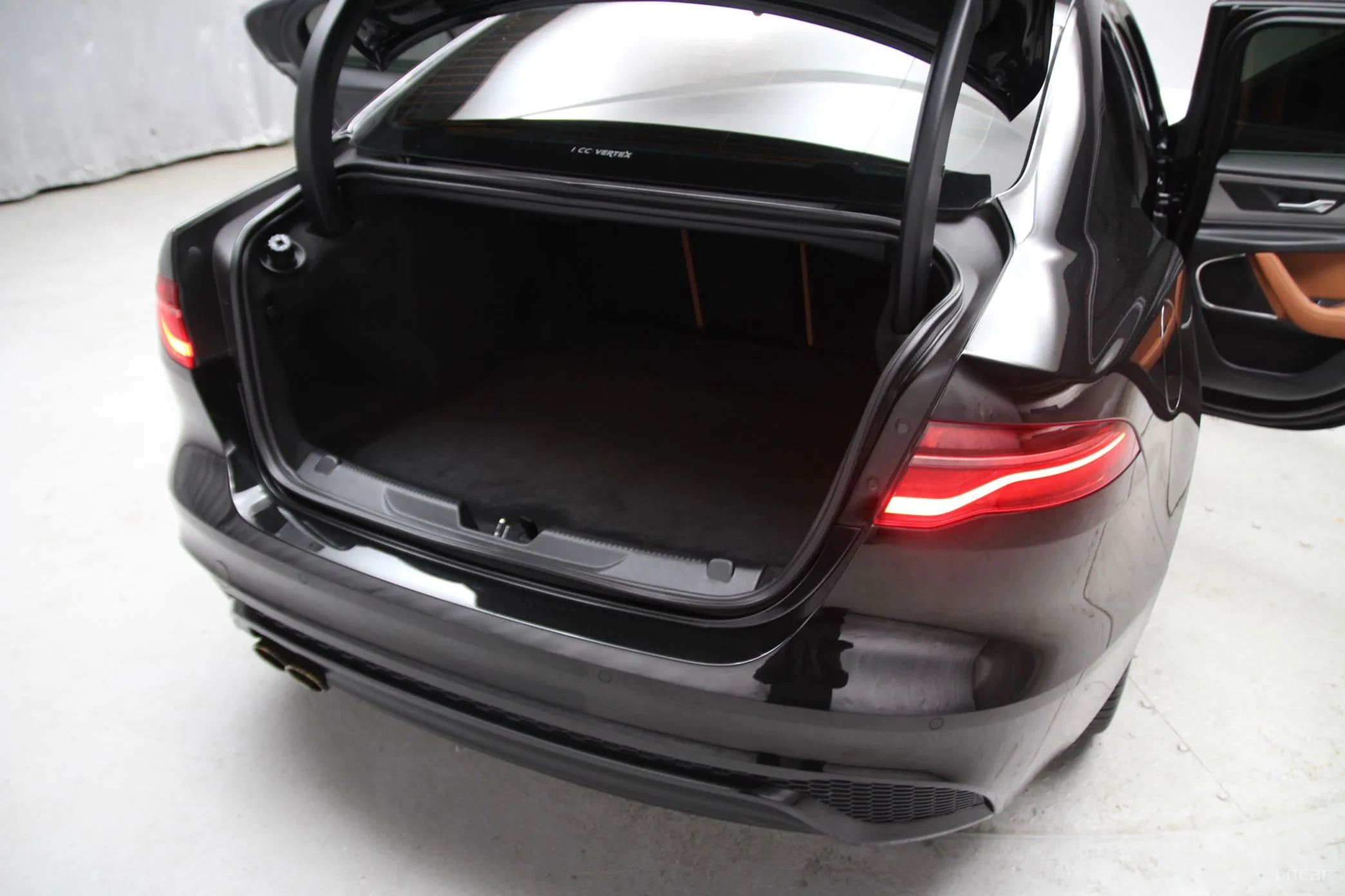 Jaguar XE превью 7