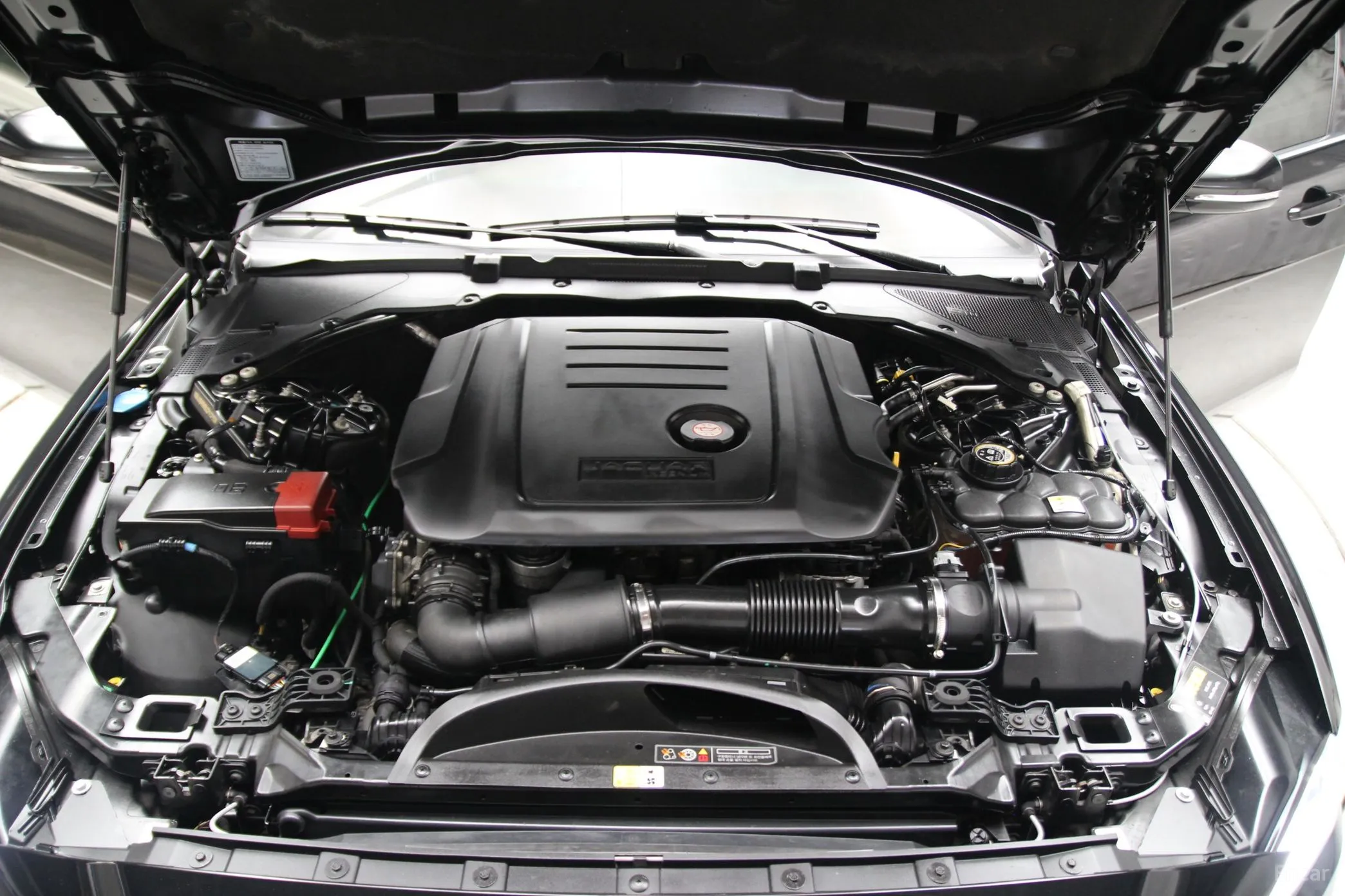 Jaguar XE превью 9