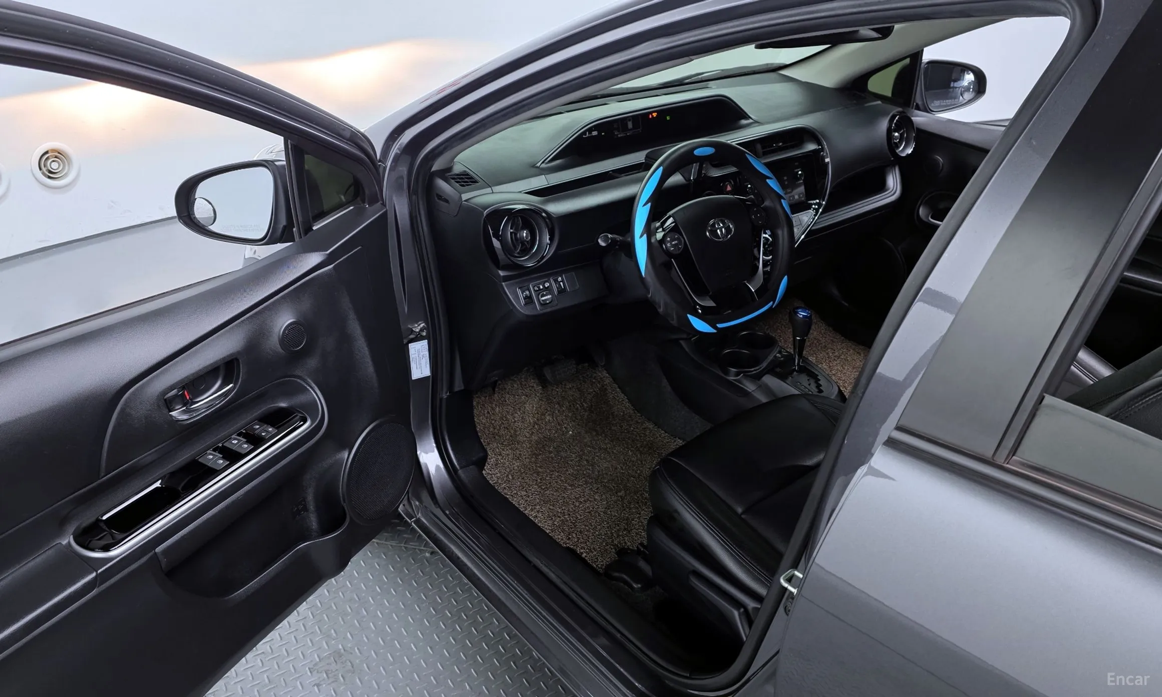 Toyota Prius C превью 11