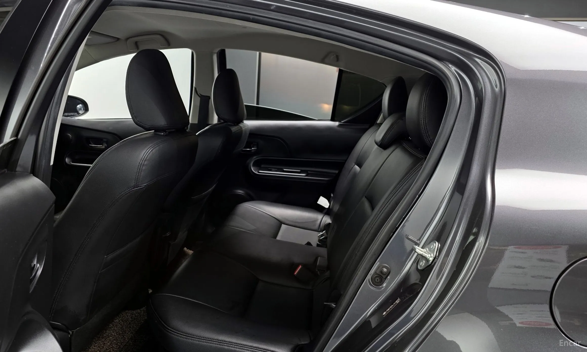 Toyota Prius C превью 12