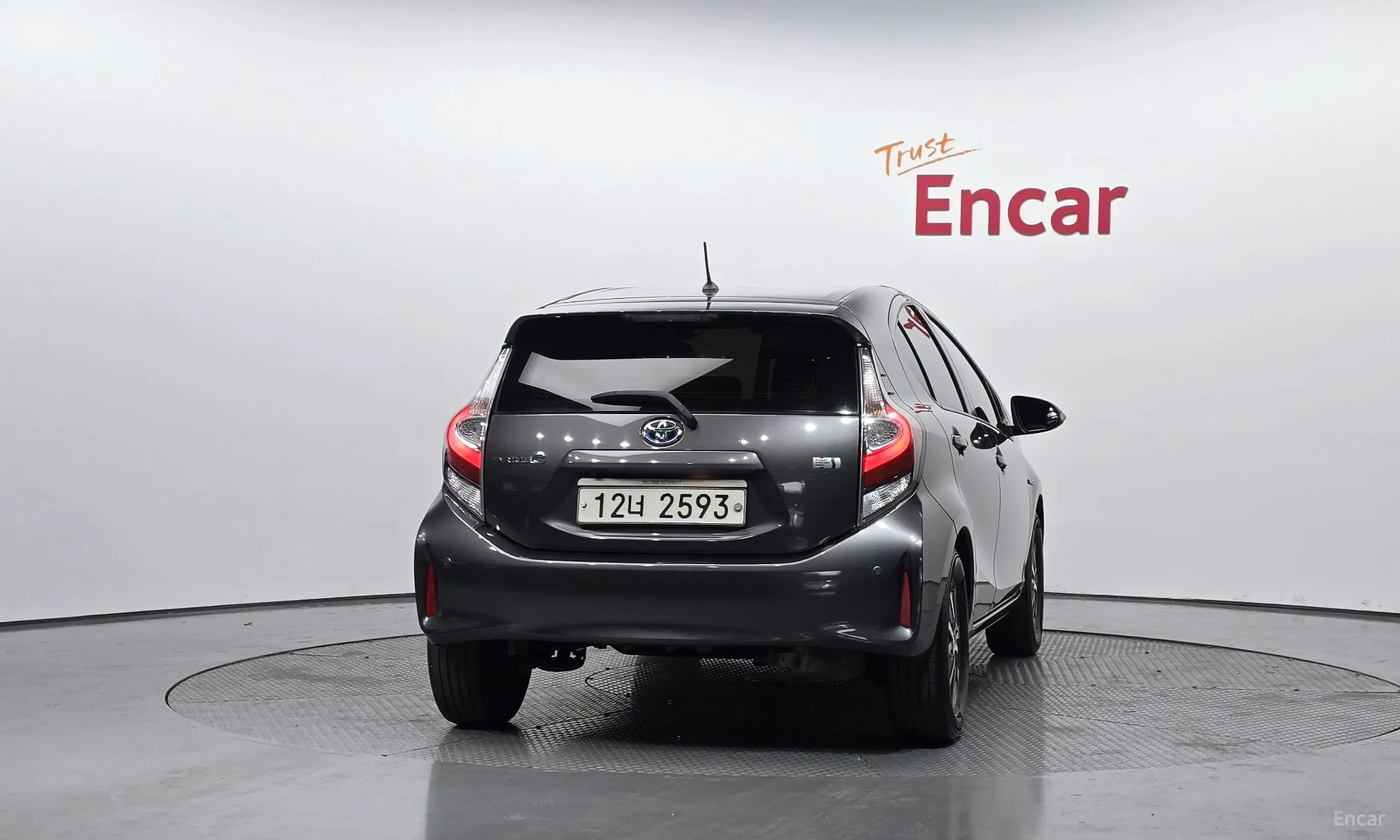 Toyota Prius C превью 4