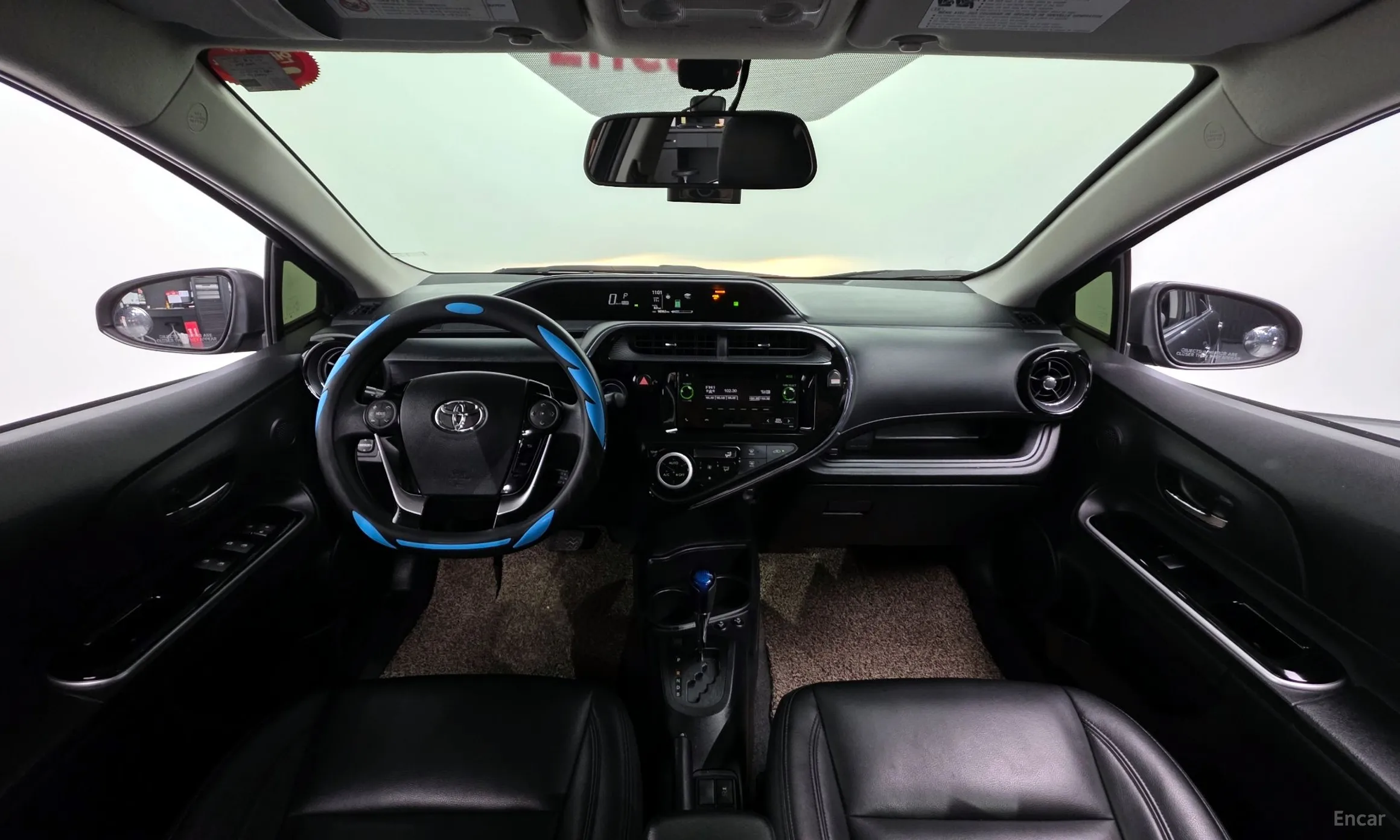 Toyota Prius C превью 7