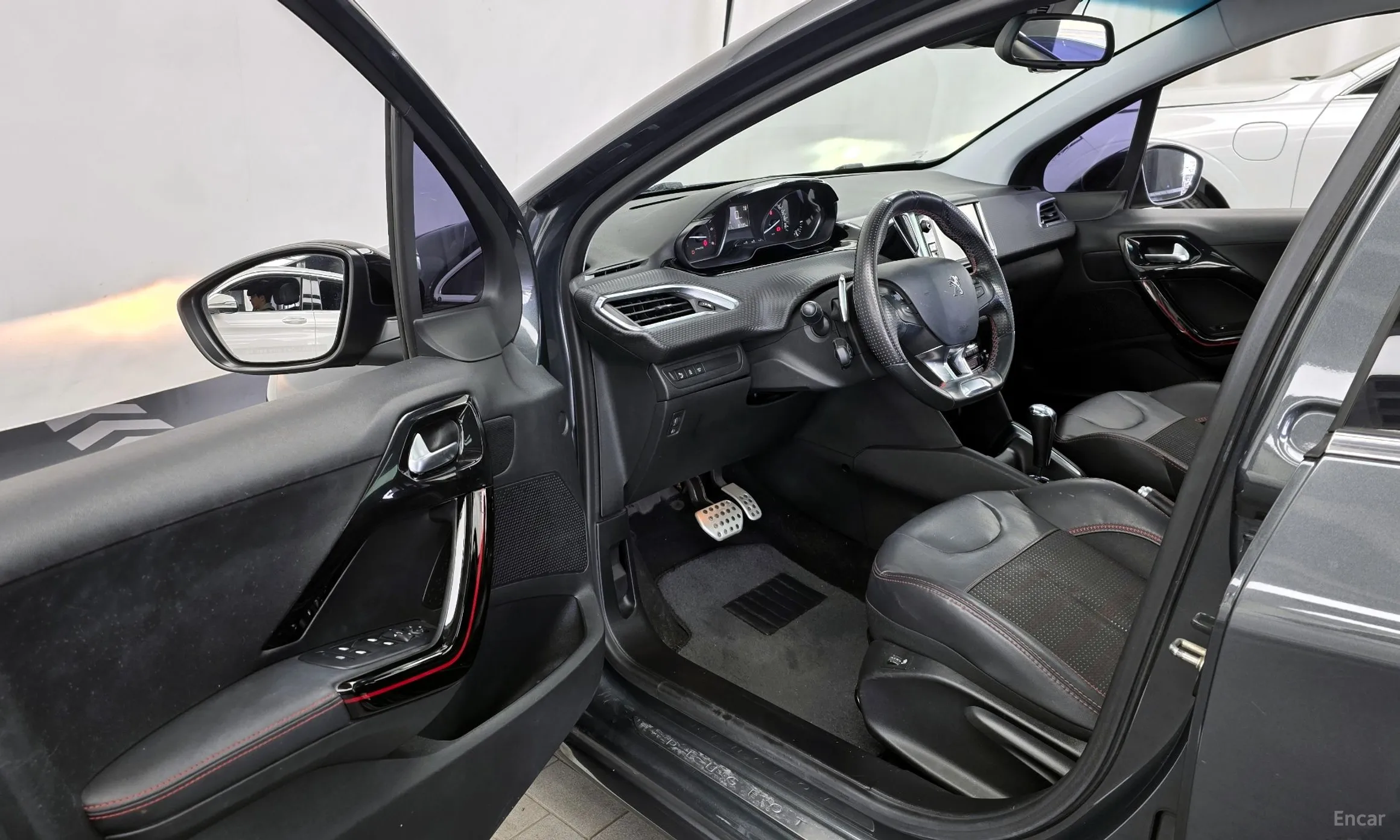 Peugeot 208 превью 10