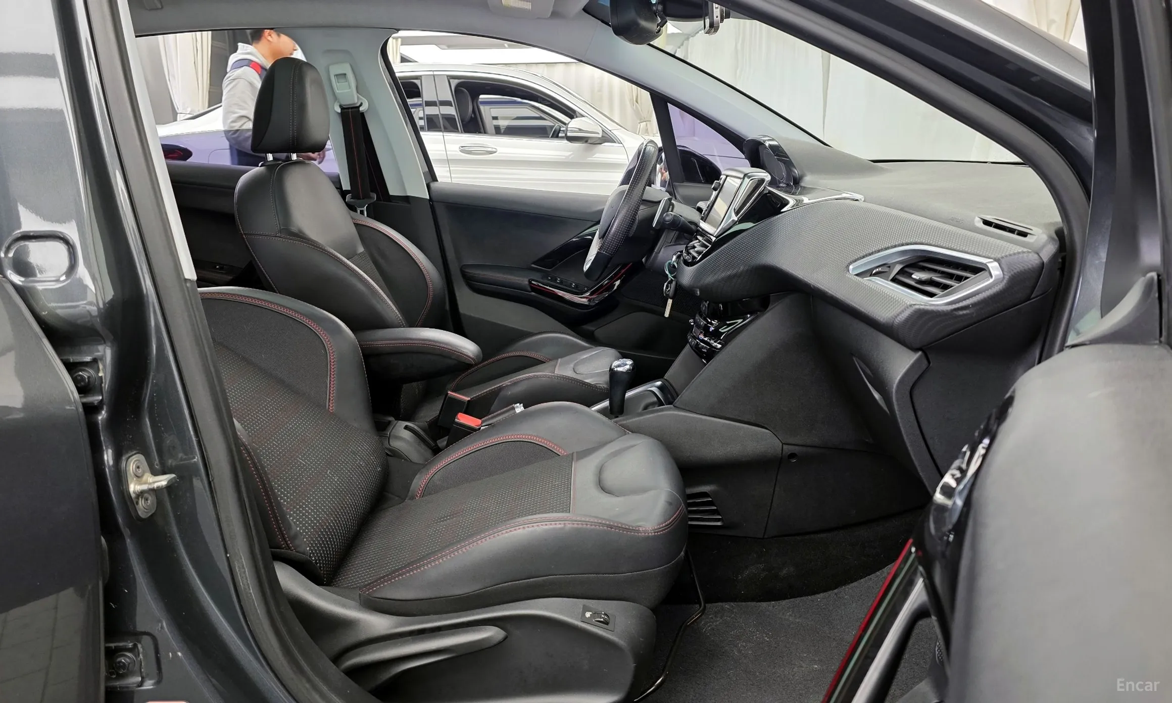 Peugeot 208 превью 11