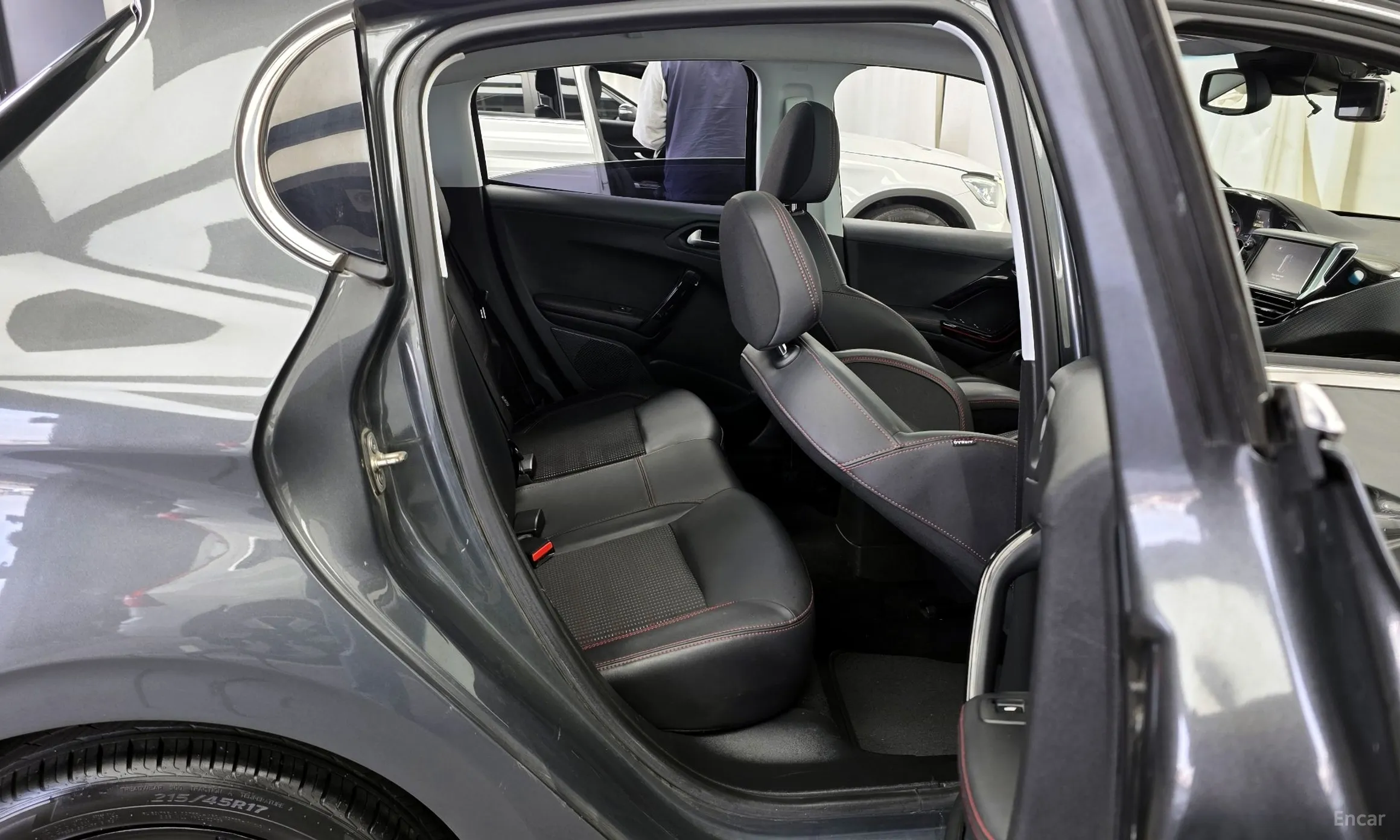 Peugeot 208 превью 12