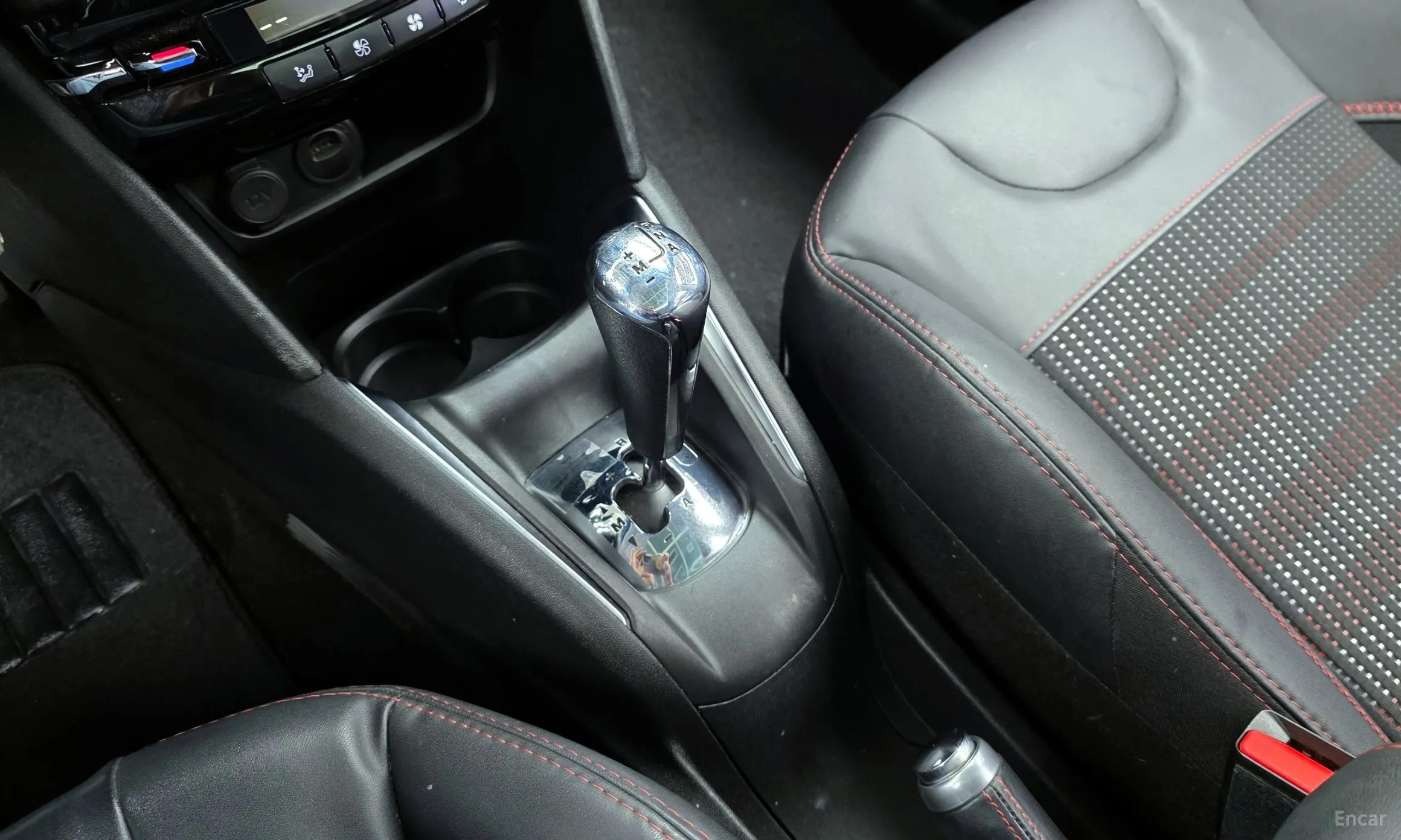 Peugeot 208 превью 9