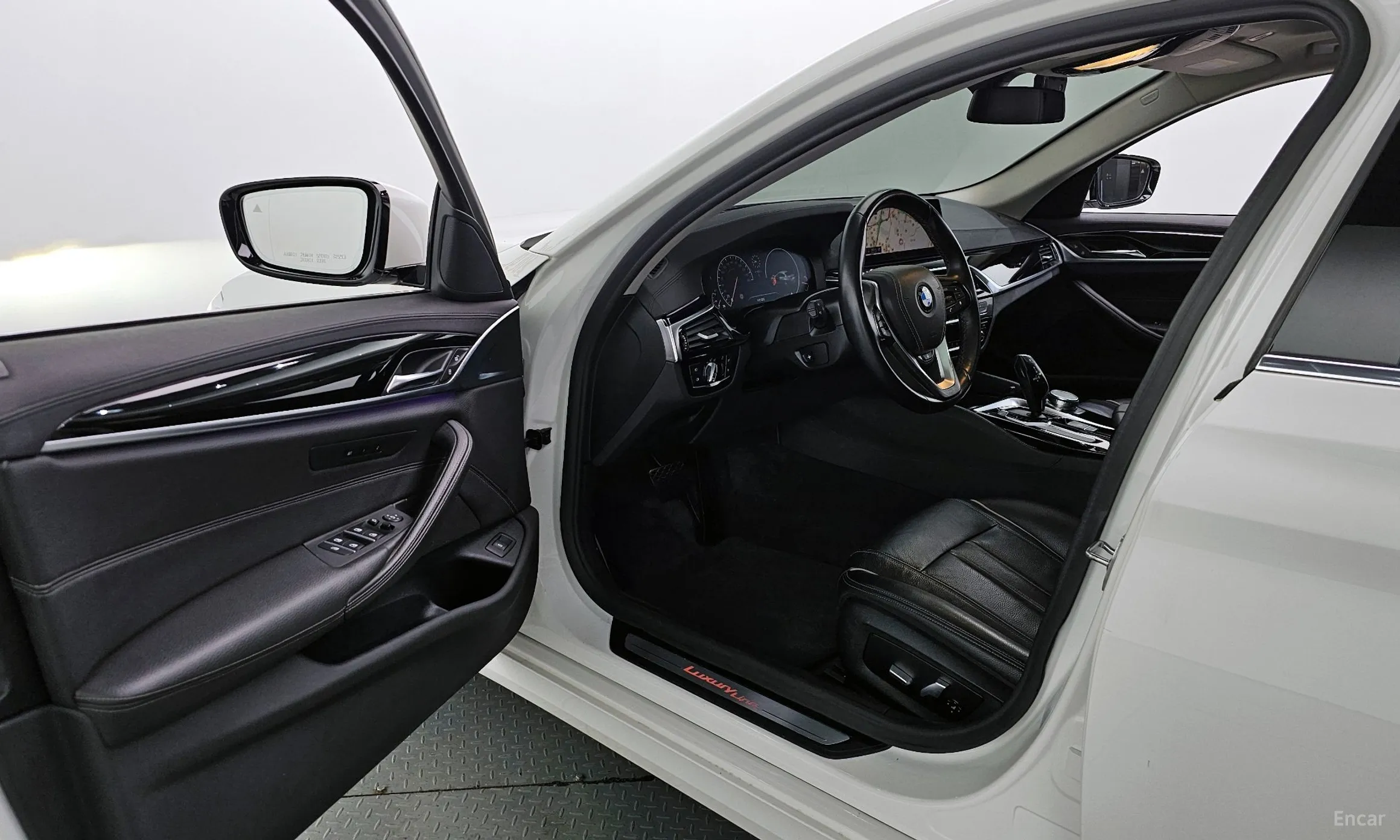 BMW 5 Series (G30) превью 10