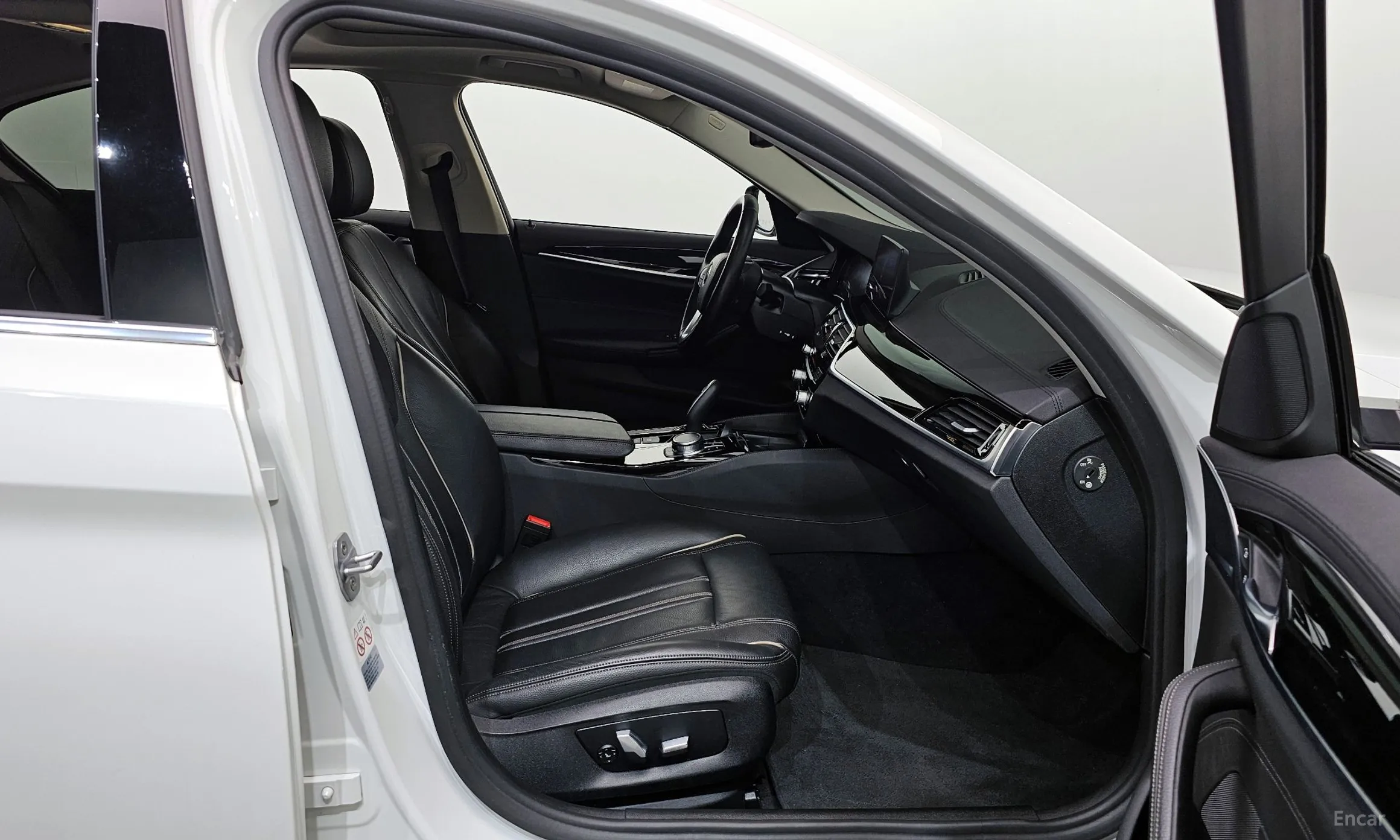 BMW 5 Series (G30) превью 11