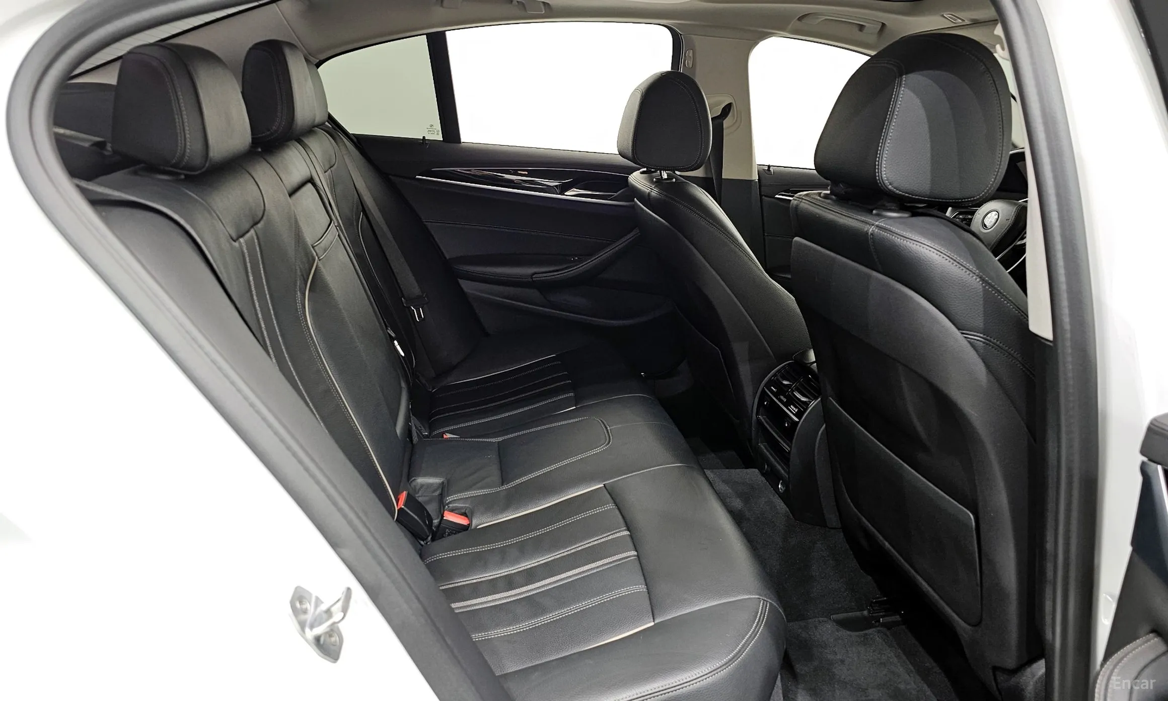 BMW 5 Series (G30) превью 12