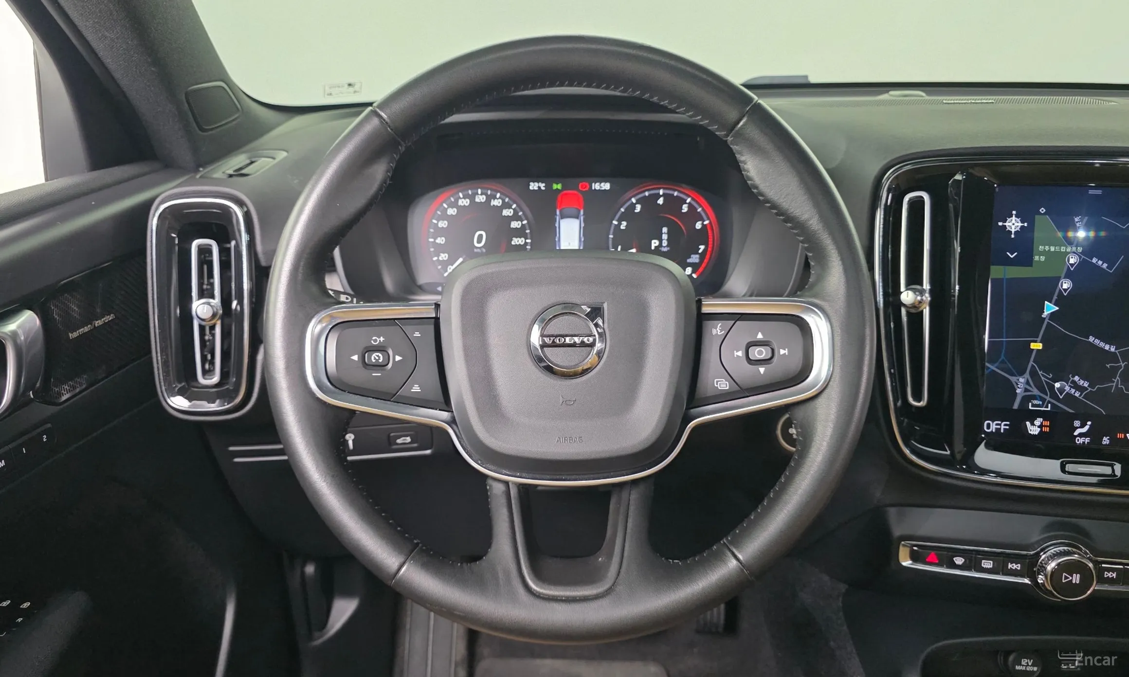 Volvo XC40 превью 13