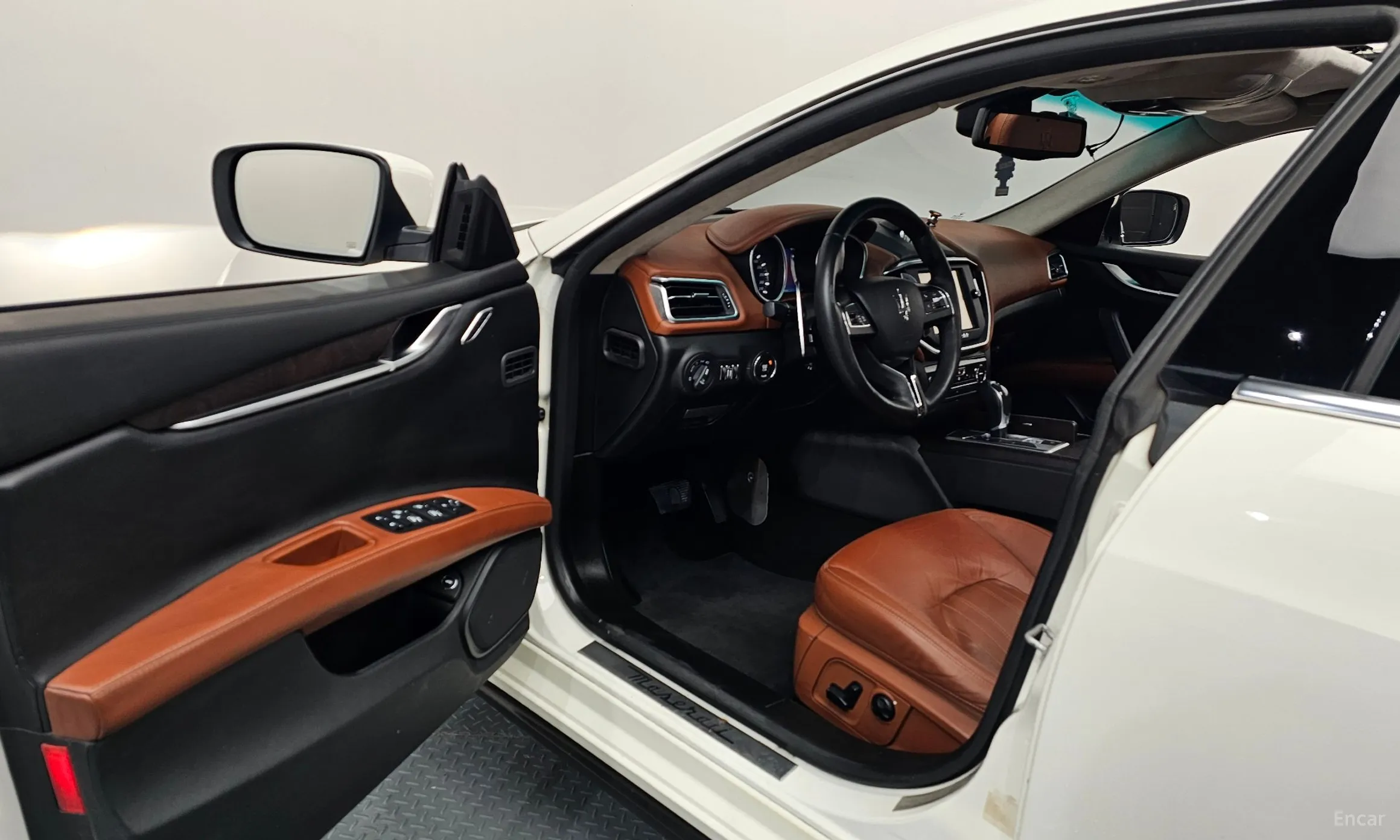 Maserati Ghibli превью 10