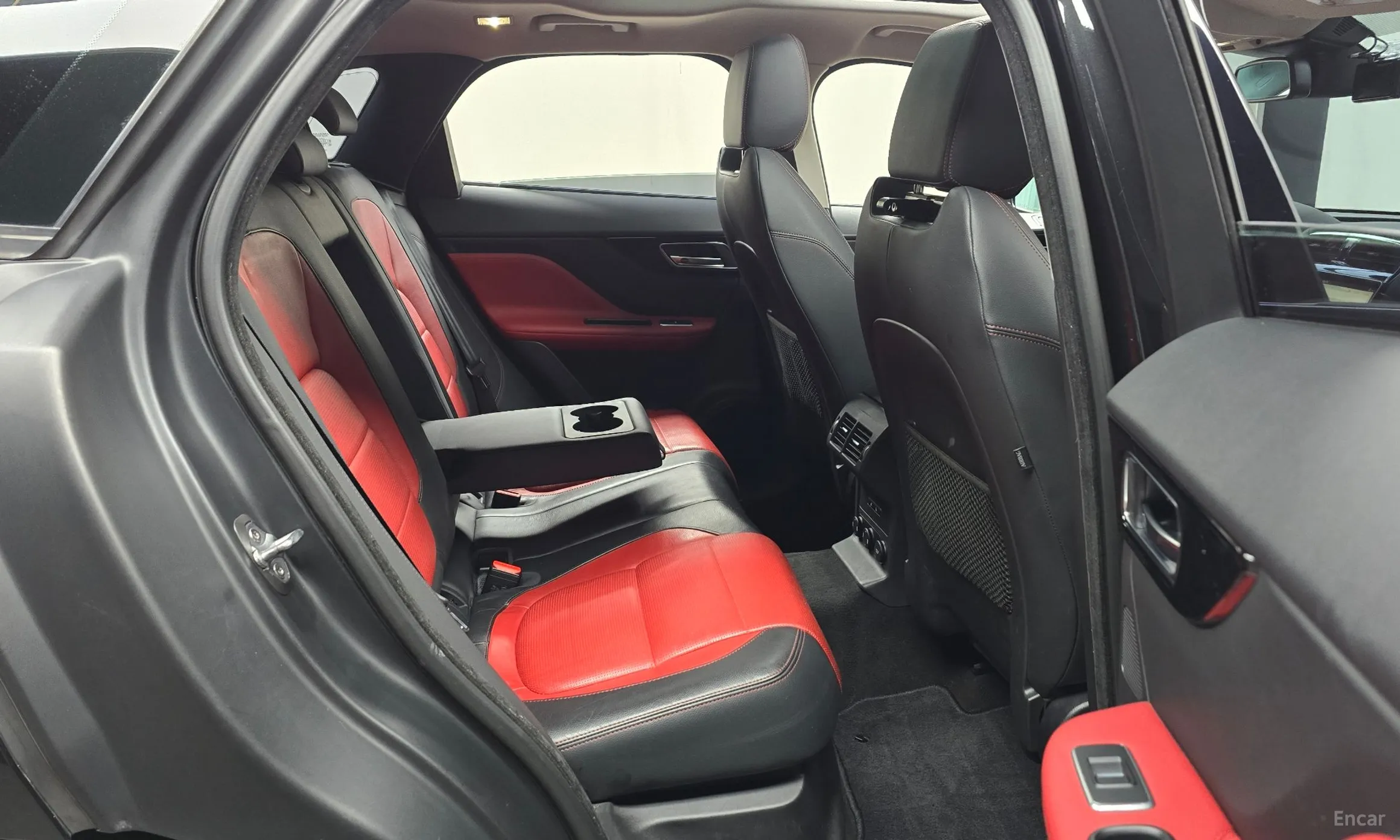 Jaguar F-PACE превью 12