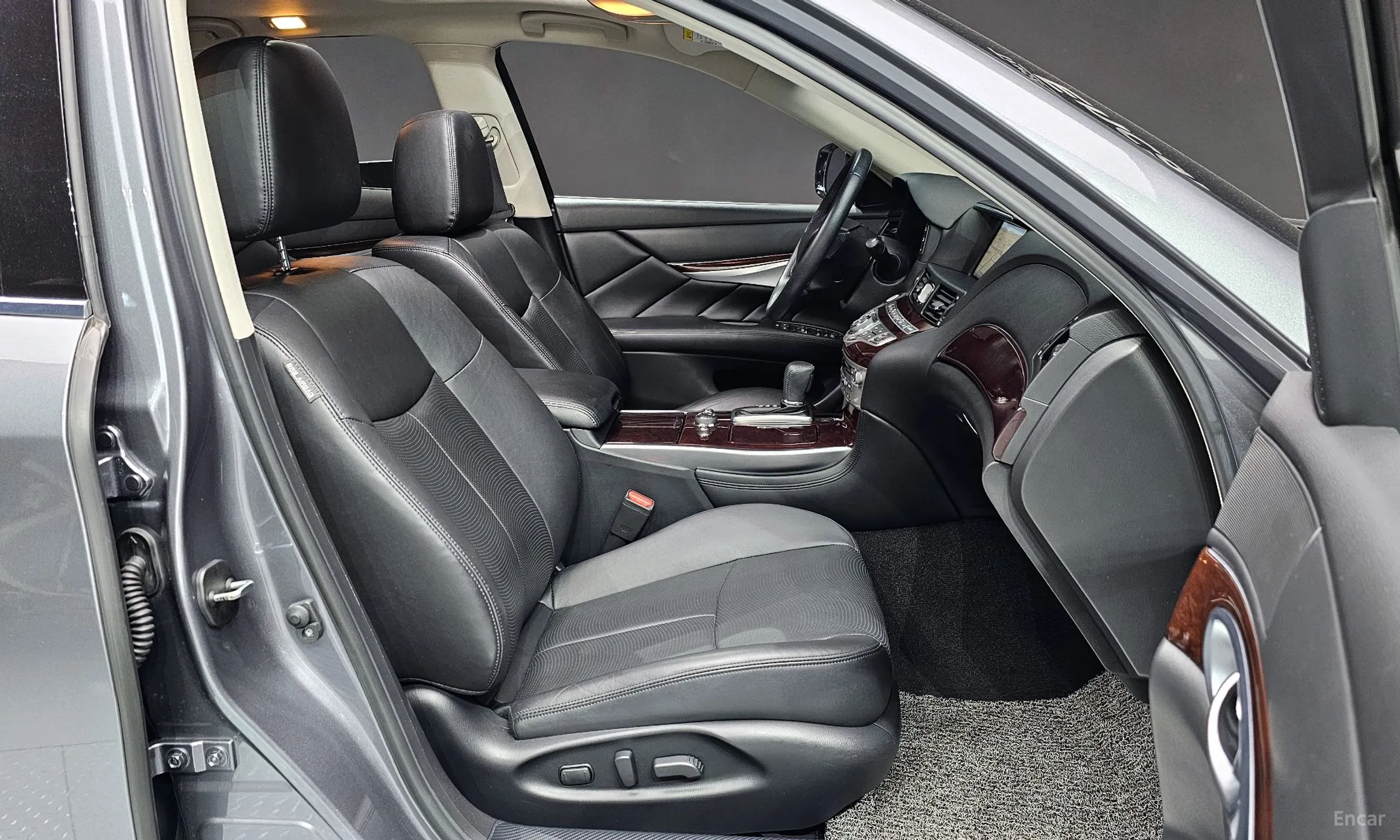 Infiniti Q70 превью 10