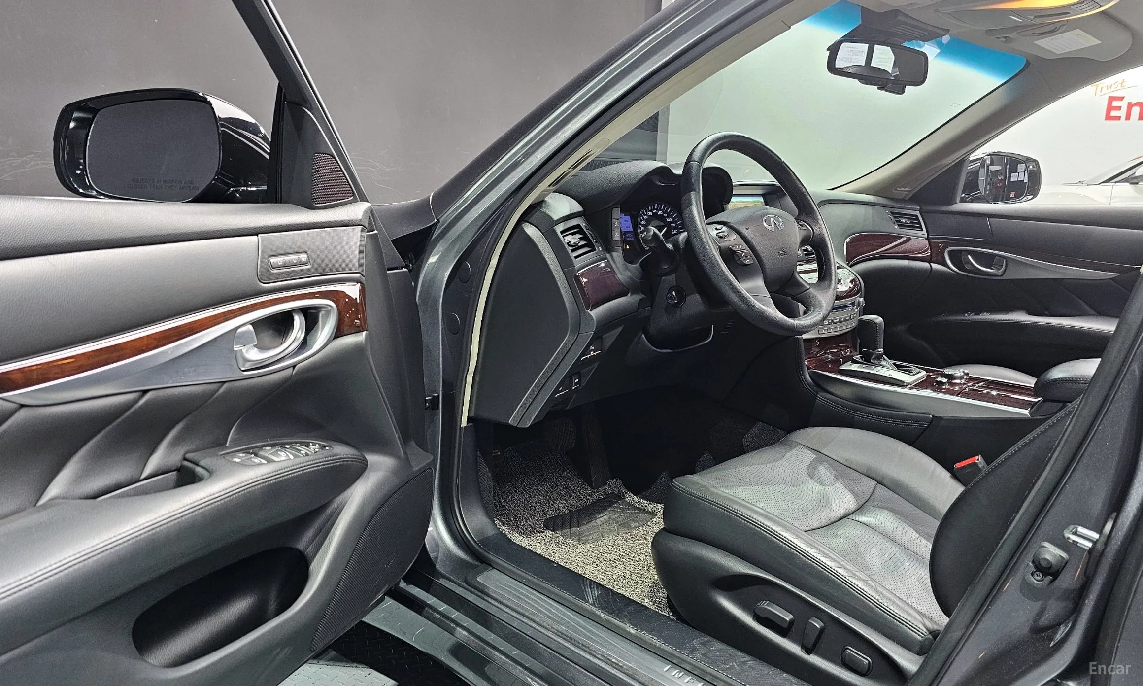 Infiniti Q70 превью 11