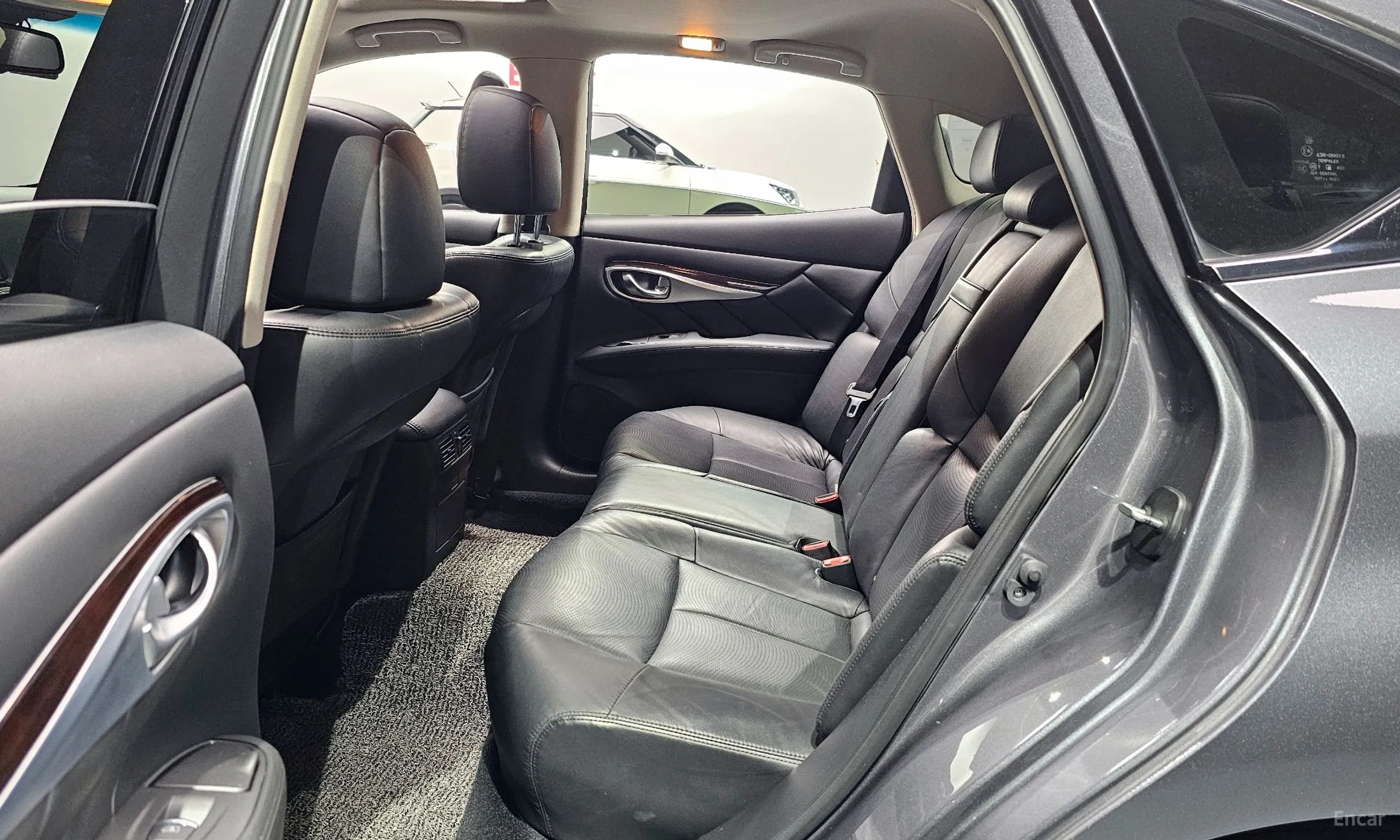 Infiniti Q70 превью 12