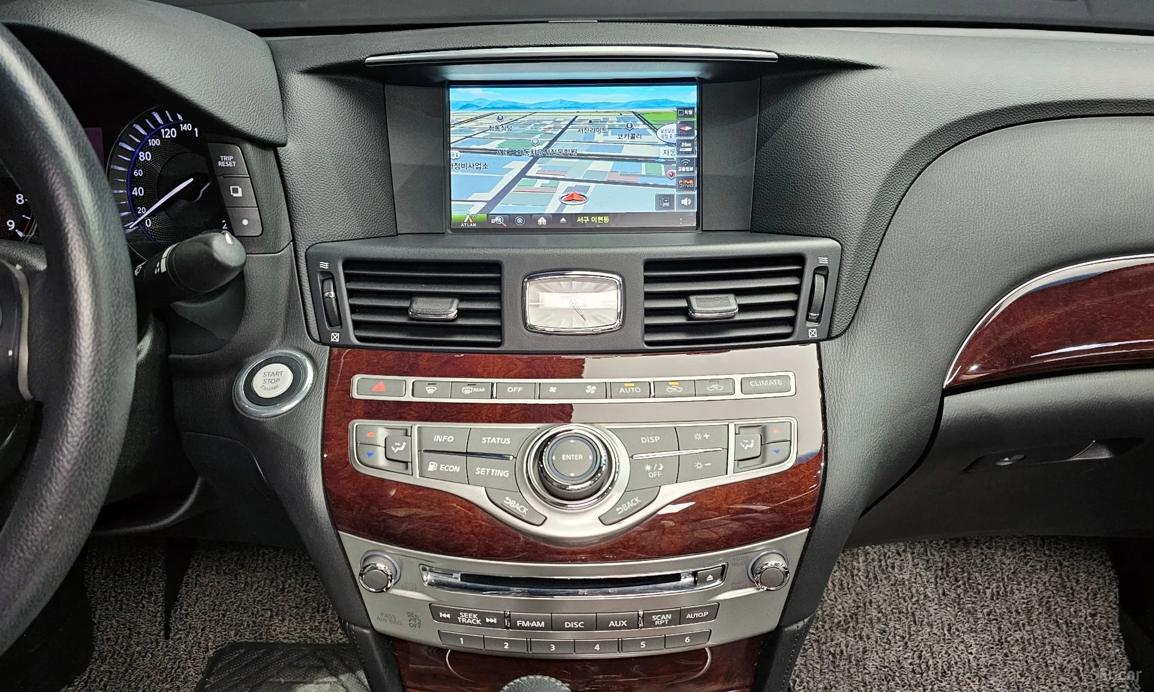 Infiniti Q70 превью 15