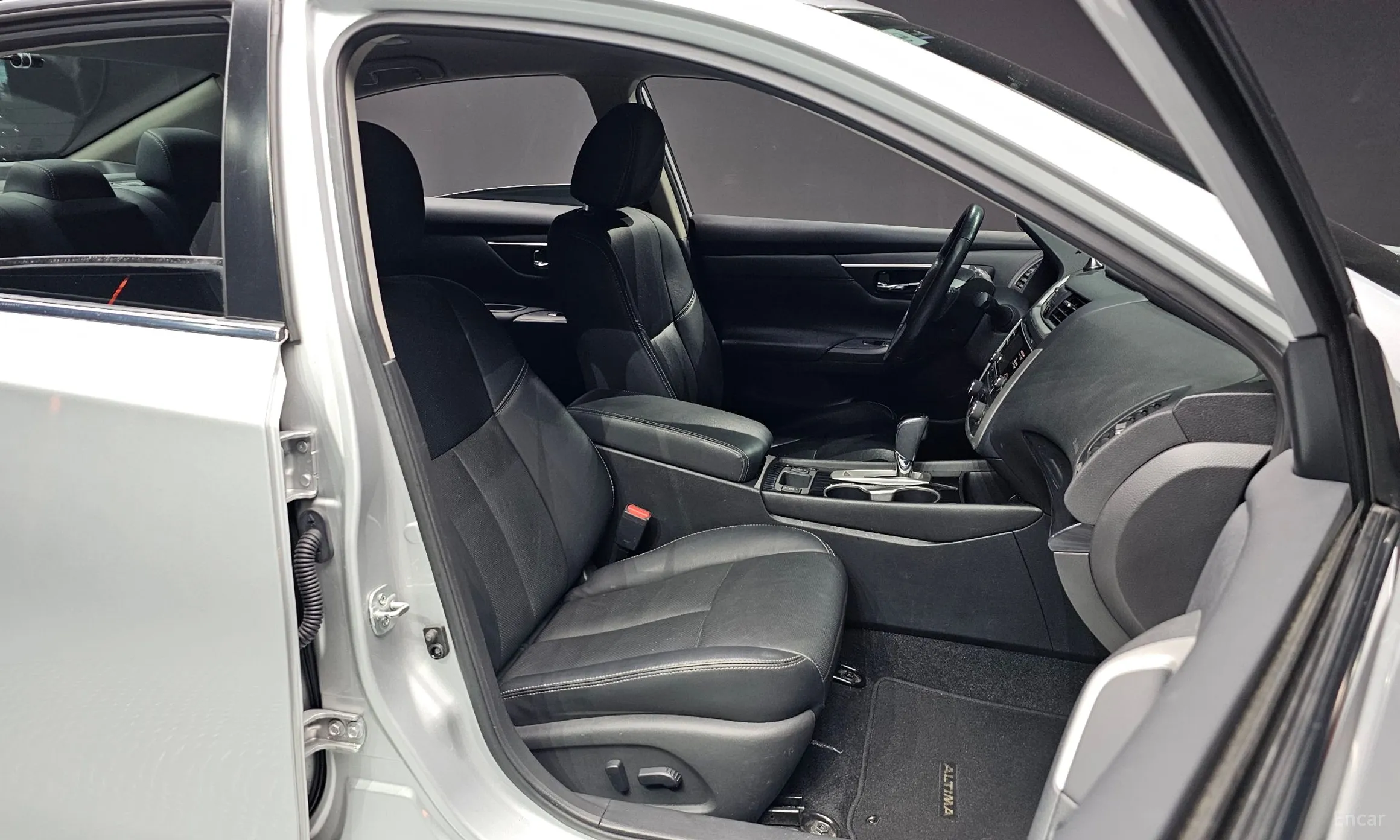 Nissan Altima превью 10